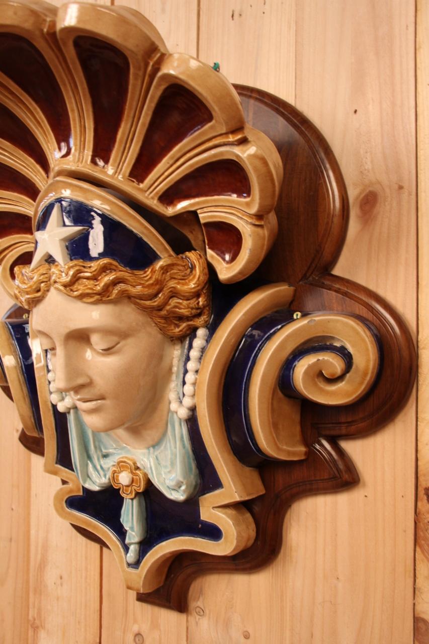 Impressionnant buste de femme dans Choisy Le Roi en faïence Art Nouveau État moyen - En vente à charmes, FR