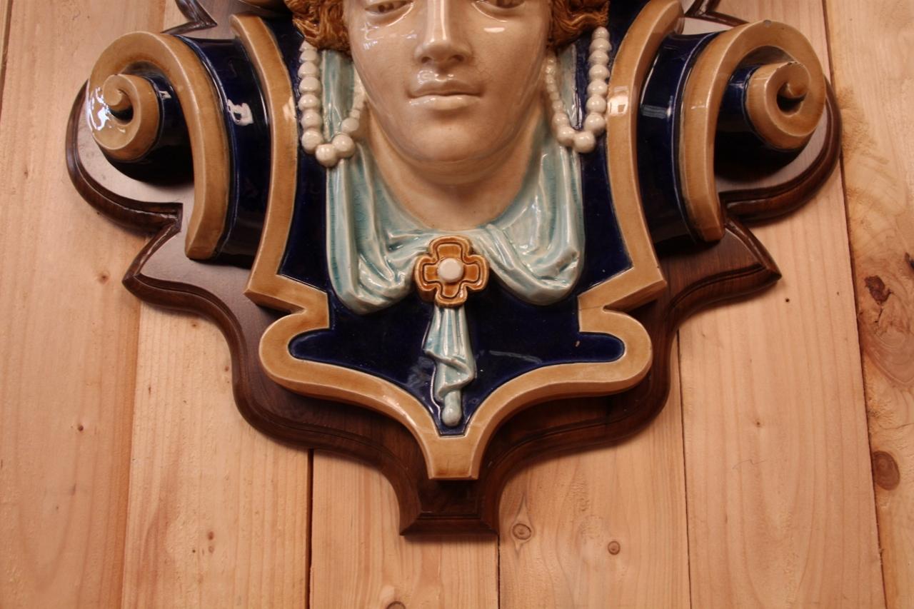 20ième siècle Impressionnant buste de femme dans Choisy Le Roi en faïence Art Nouveau en vente
