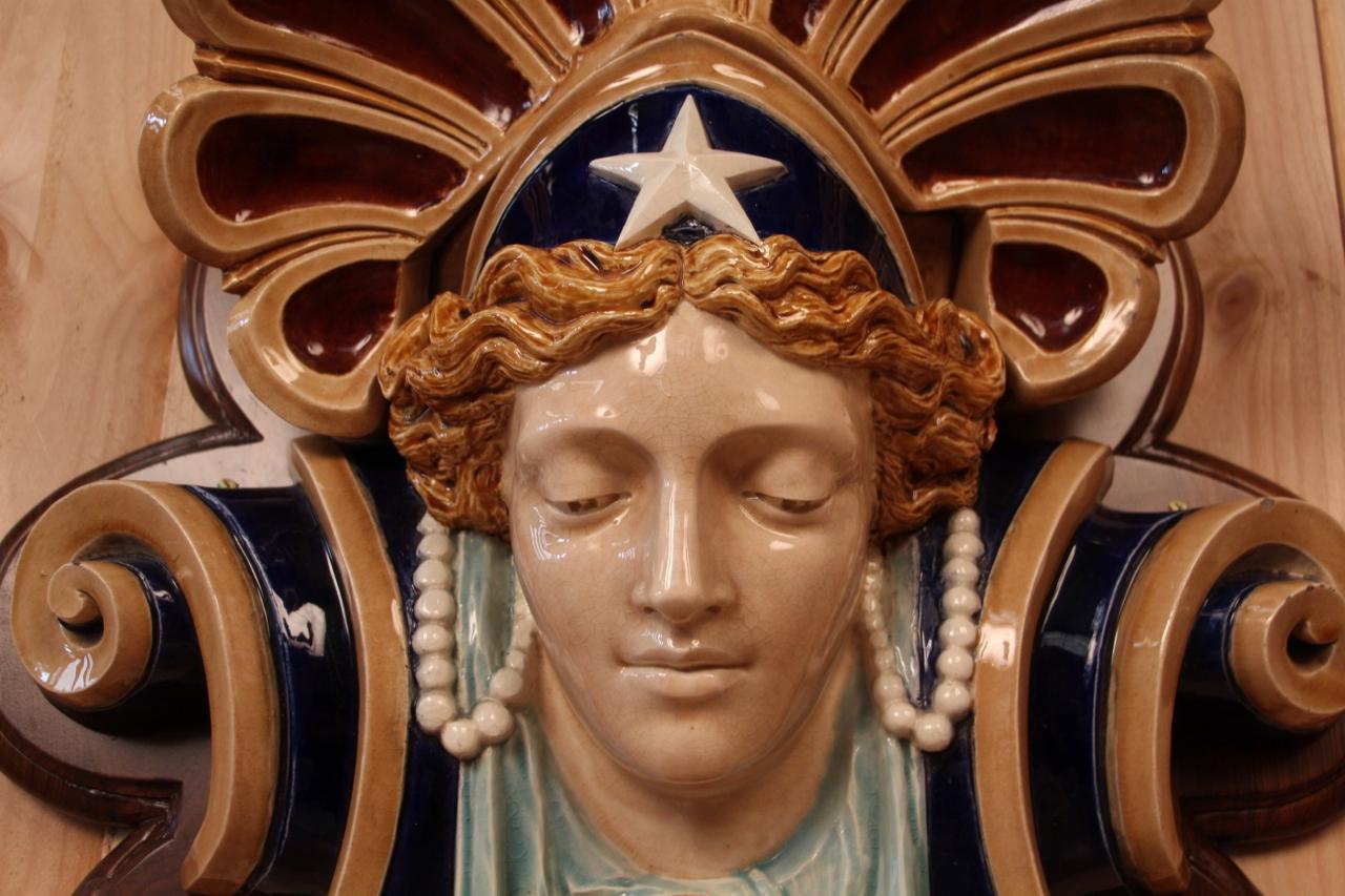 Céramique Impressionnant buste de femme dans Choisy Le Roi en faïence Art Nouveau en vente