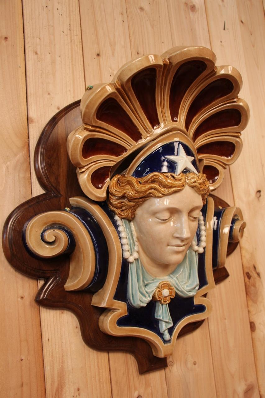Impressionnant buste de femme dans Choisy Le Roi en faïence Art Nouveau en vente 2