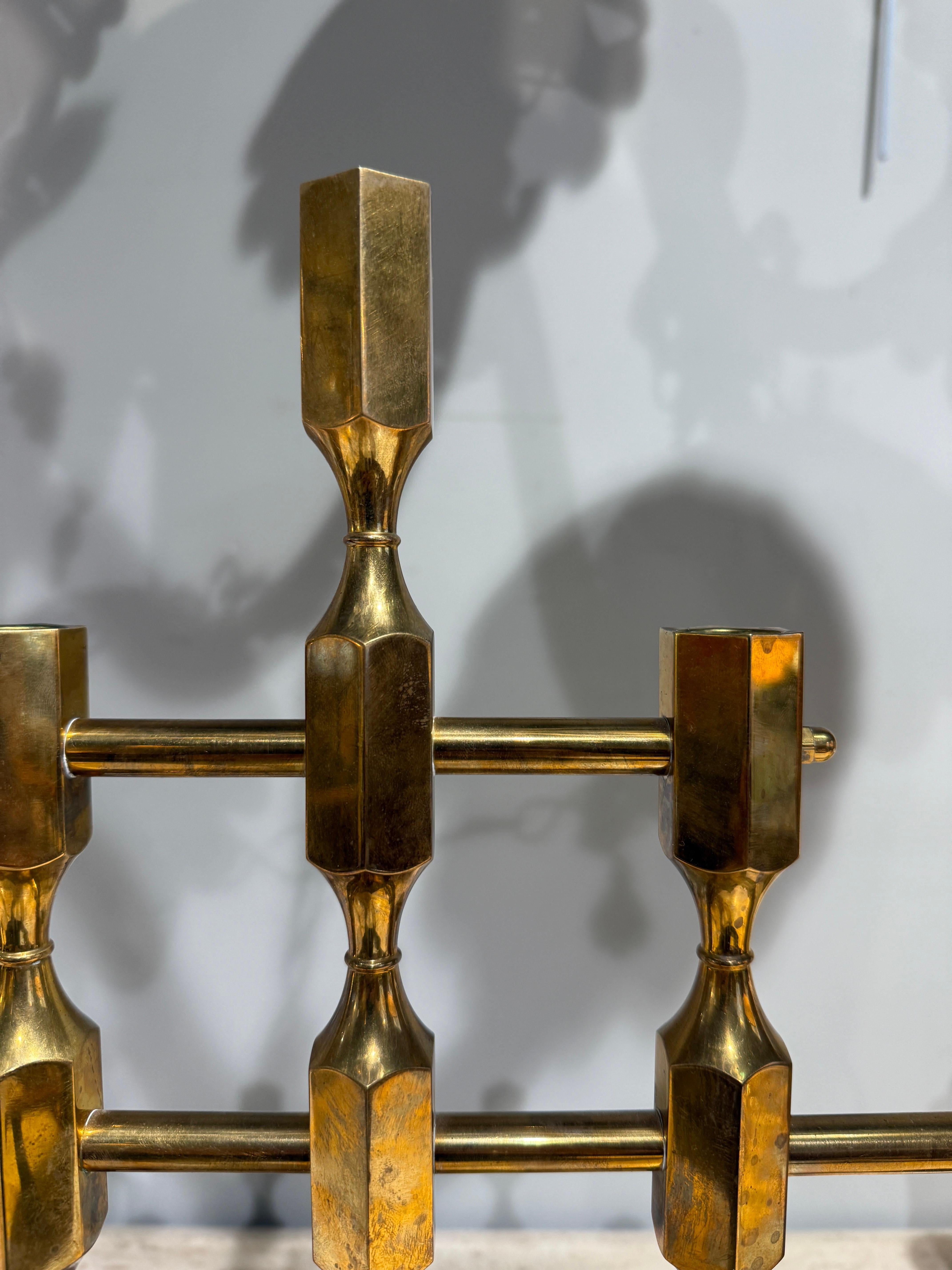 Candelabro in ottone massiccio di grande effetto Lars Bergsten per Gusum Svezia 
1980
Stampato - pesante 