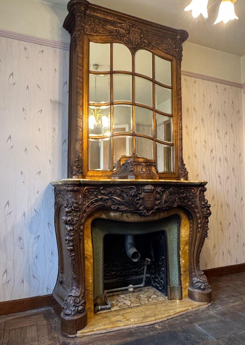 Beeindruckender geschnitzter Holzkaminsims und Trumeau aus Holz mit gelben Siena-Marmor-Akzenten (Louis XV.) im Angebot