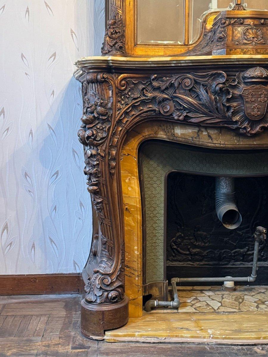 Beeindruckender geschnitzter Holzkaminsims und Trumeau aus Holz mit gelben Siena-Marmor-Akzenten im Angebot 1