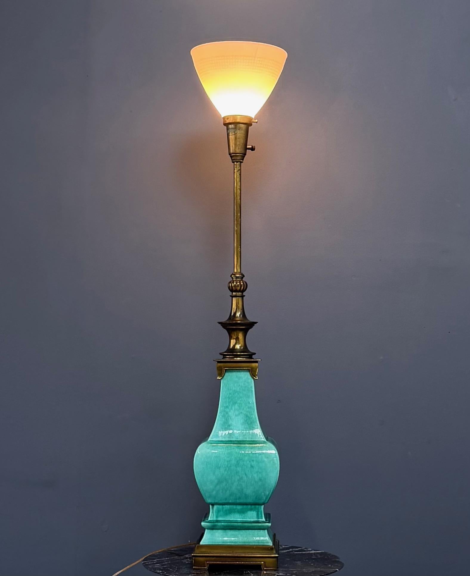 Impresionante lámpara de sobremesa de cerámica y latón de Edwin Cole para Stiffel Cerámico en venta