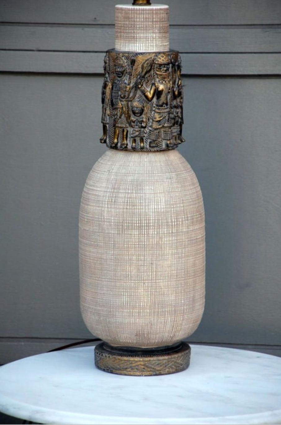 Impressionnante lampe en céramique et bronze doré par Reglor of Calif. Signé.