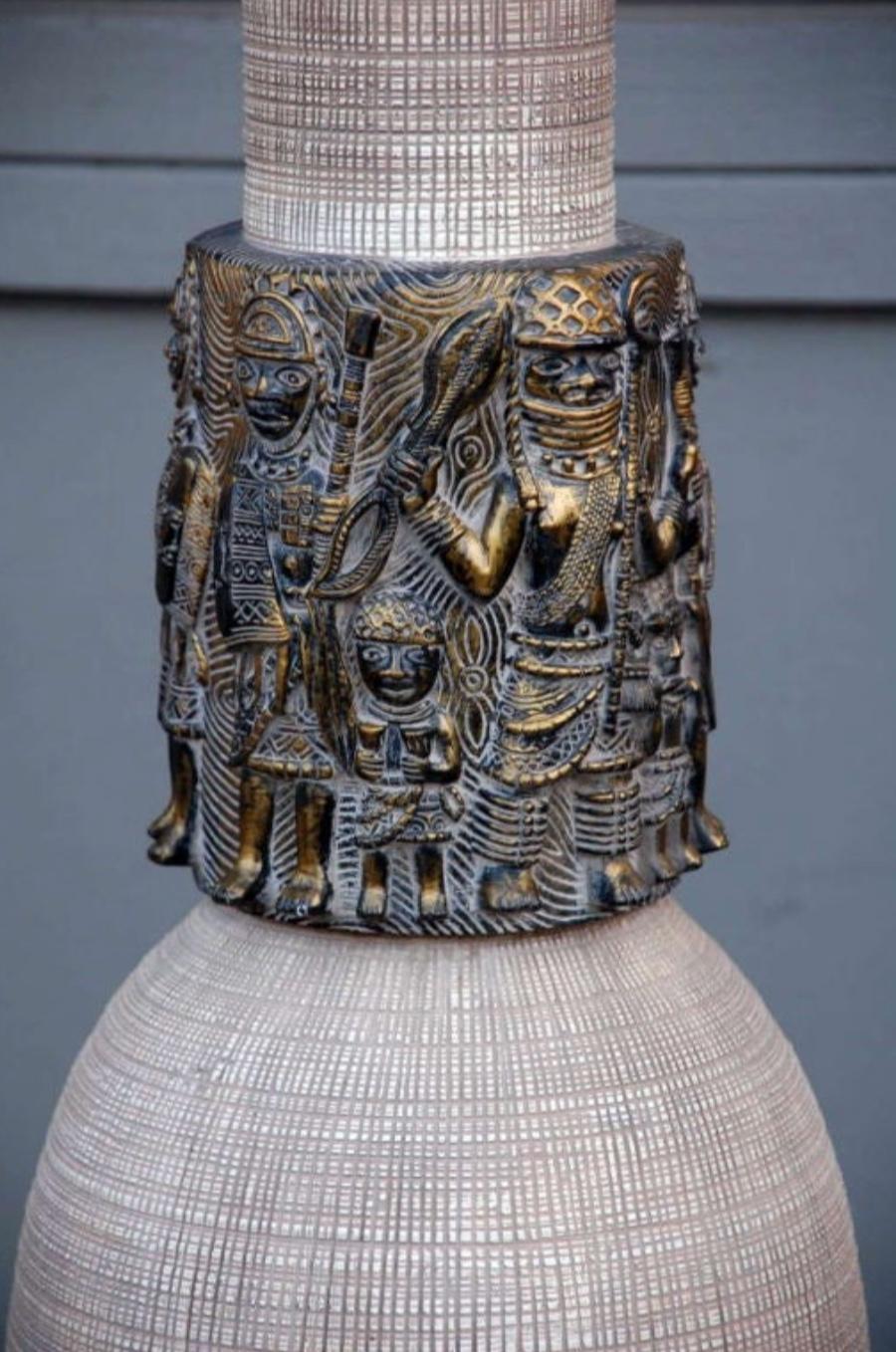 Américain Impressionnante lampe en céramique et bronze doré de Reglor of Calif en vente