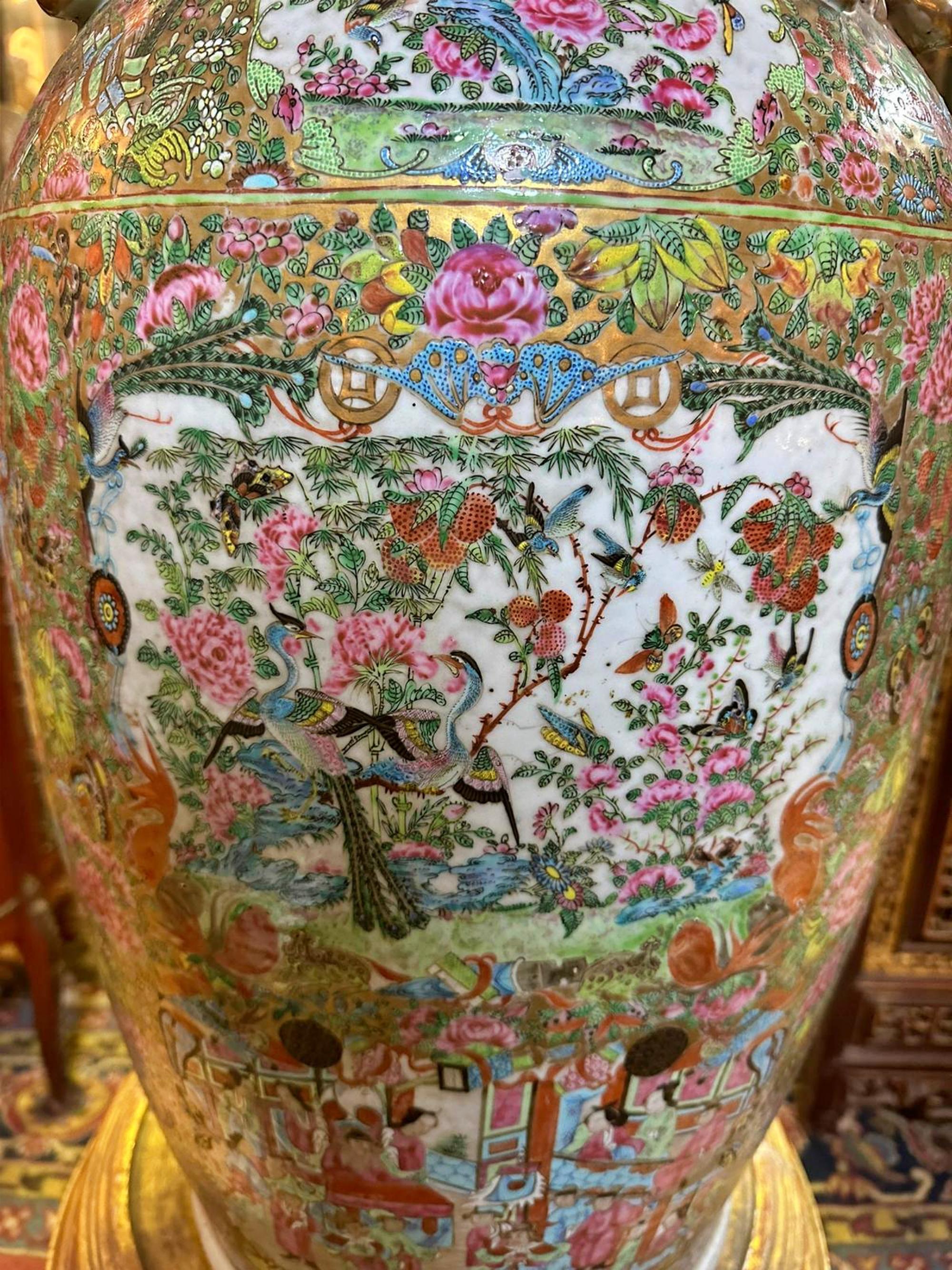 Impressionnants vases chinois du 19e siècle Canton Familia Rosa
Des conditions parfaites
avec base de support
avec trou central dans la base
Mesures : Hauteur : 100cm
Base : 20cm.