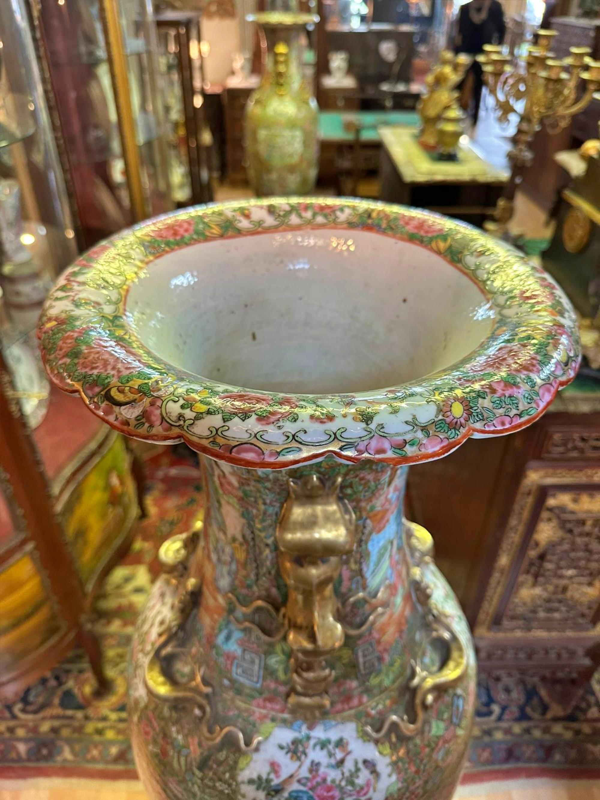 Exportation chinoise Impressionnants vases chinois du 19e siècle Canton Familia Rosa en vente