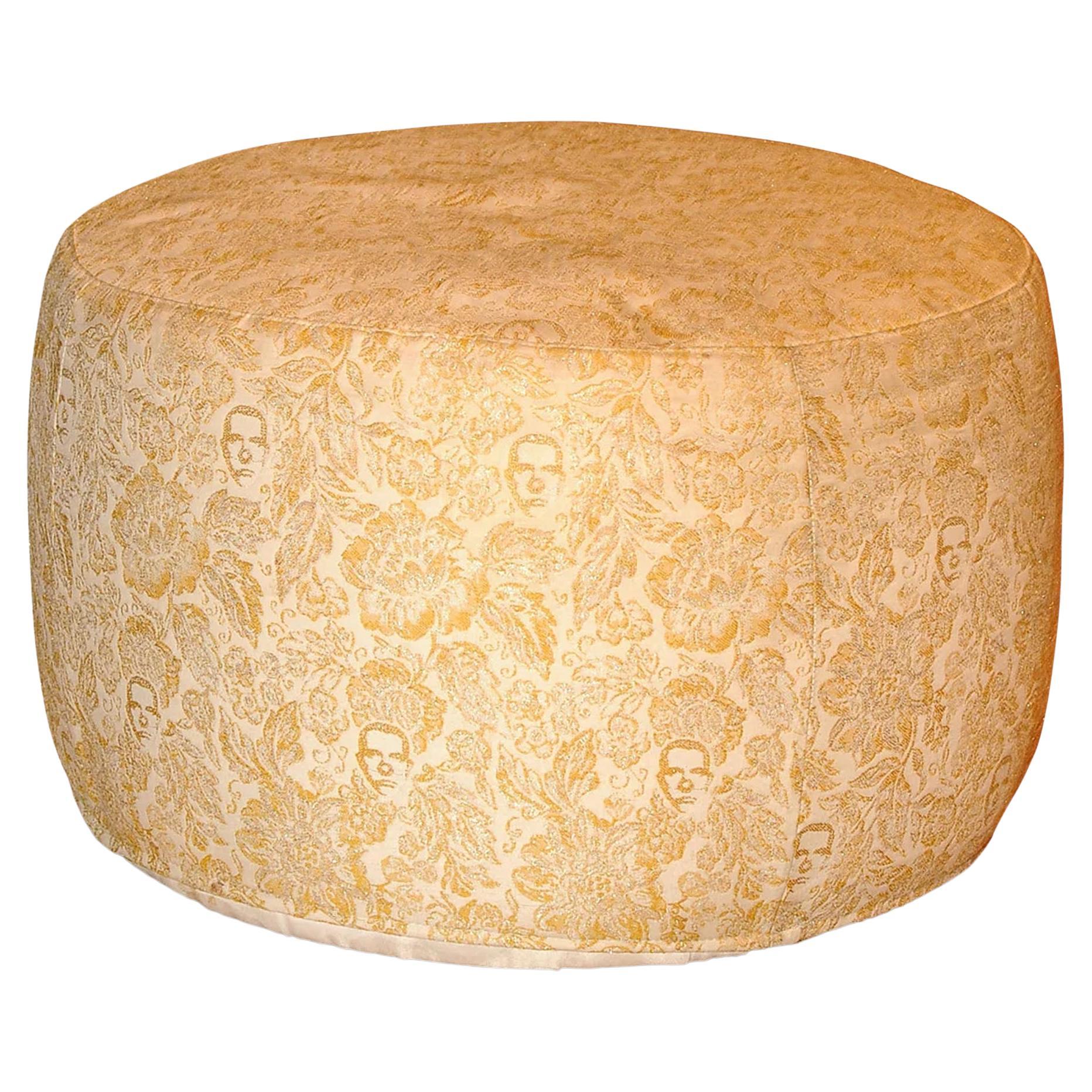 Impresionante puf circular bordado del diseñador Marcel Wanders para Moooi