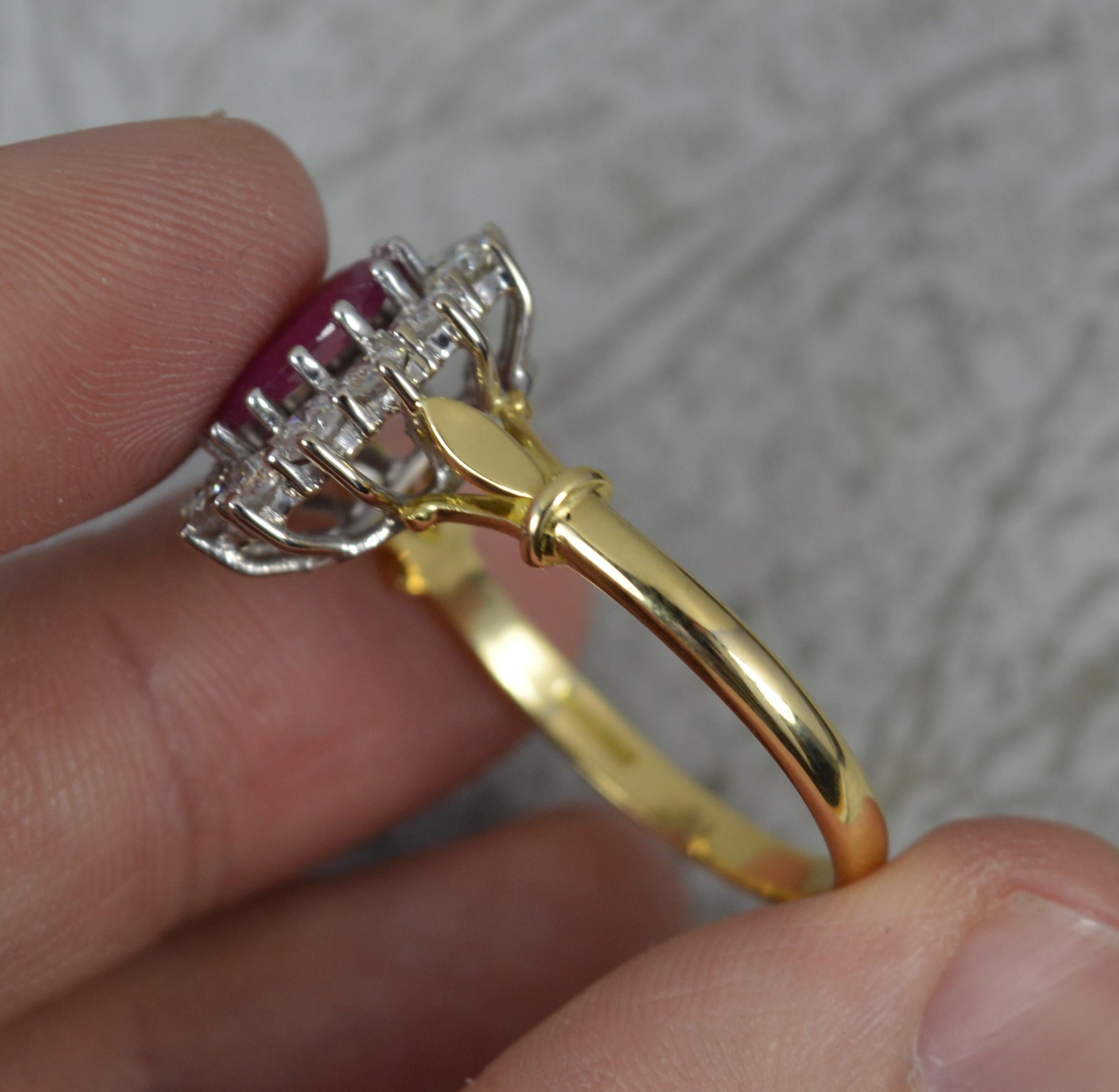 Beeindruckender klassischer 18 Karat Gold-Cluster-Ring mit 1,8 Karat Rubin und 1,2 Karat Diamant im Angebot 3