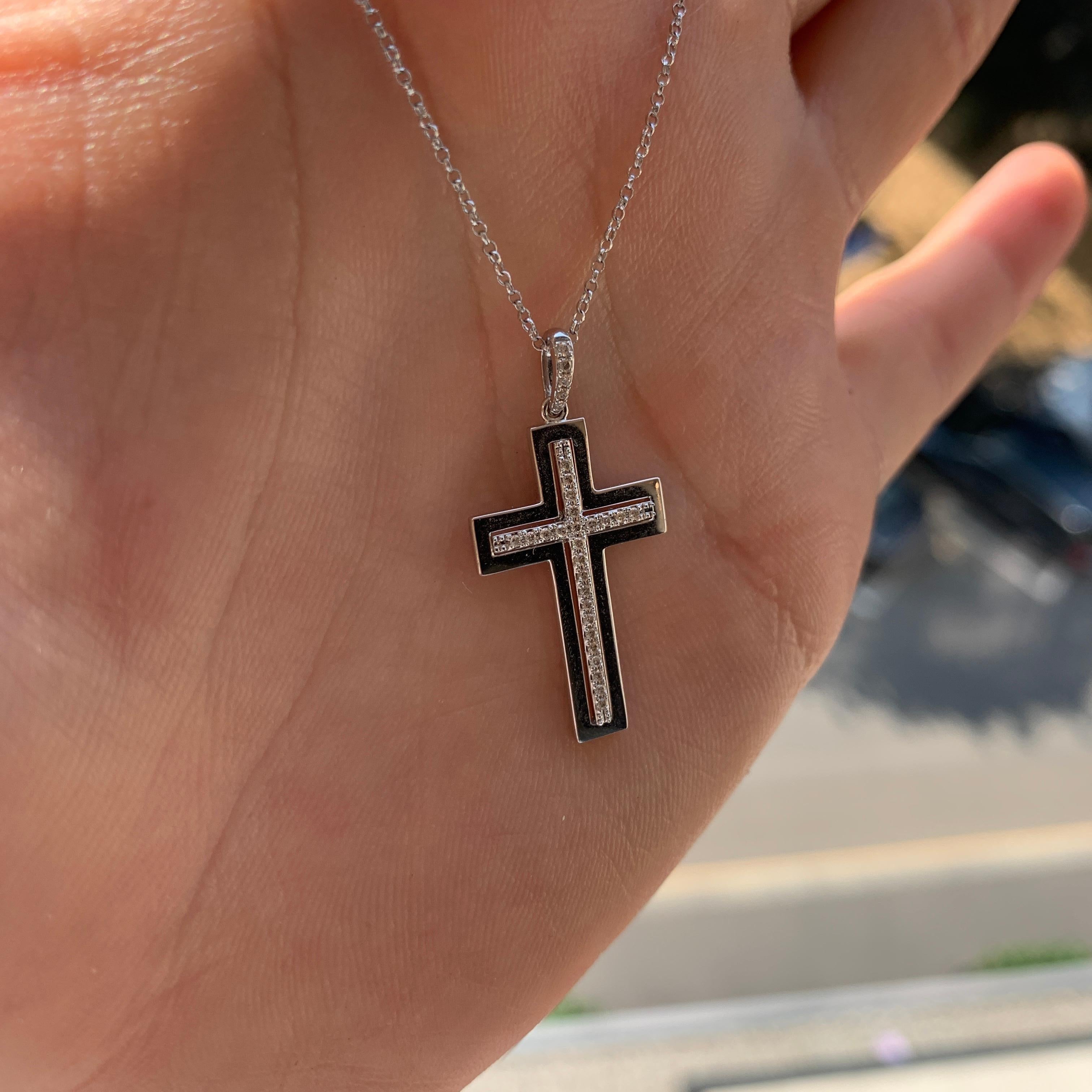Donna Impressionante collana classica con ciondolo a croce in oro bianco 18 carati e diamanti in vendita