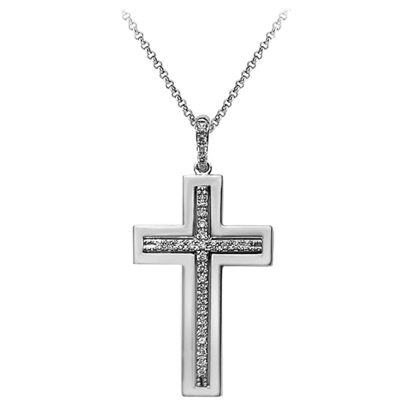 Impressionnant collier pendentif classique en forme de croix en or blanc 18 carats avec diamants en vente