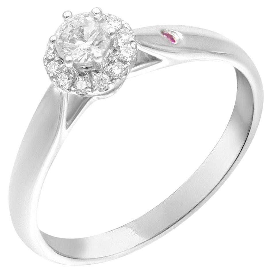 Impressionnante bague classique en or blanc avec rubis et diamants