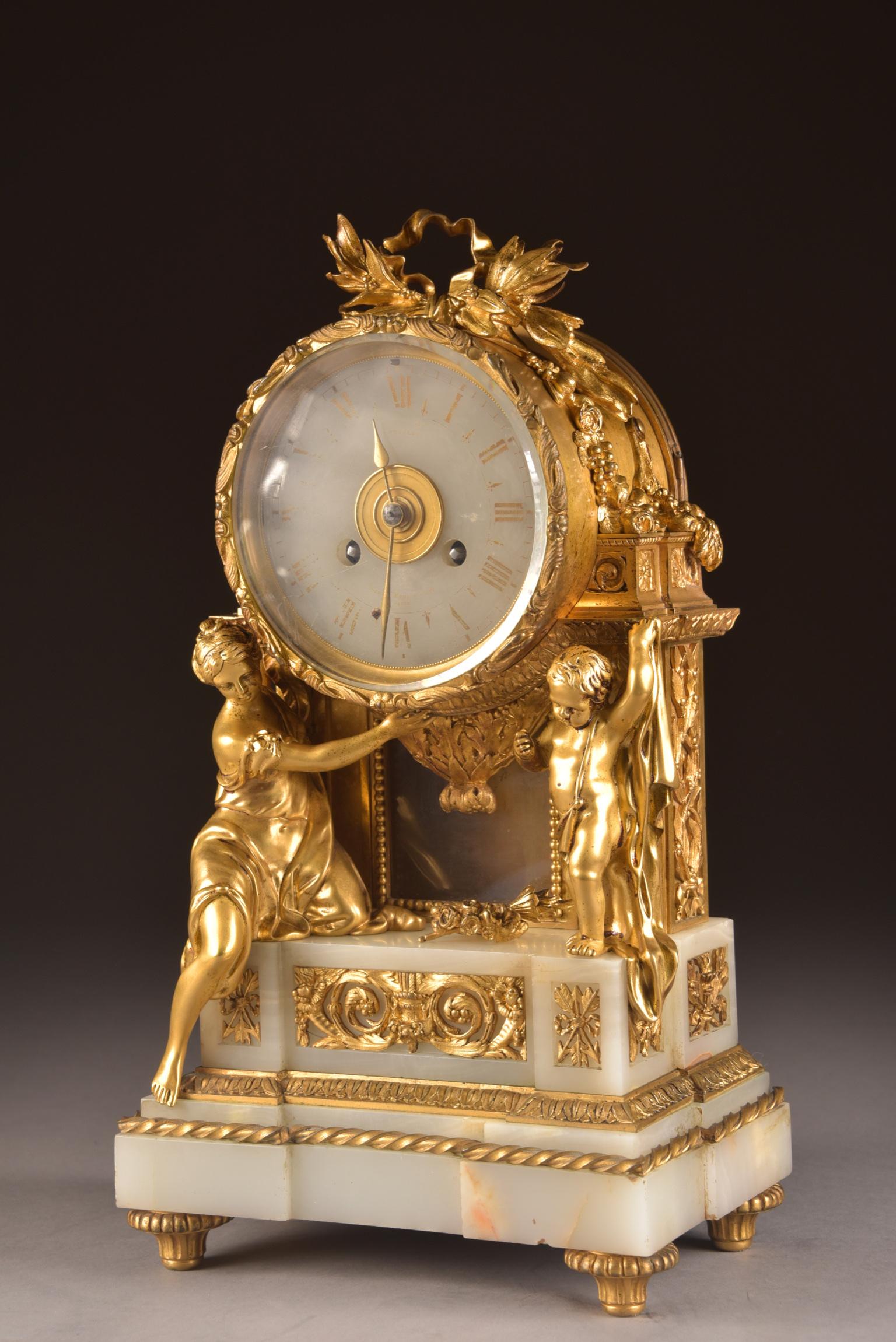 Spectacular French clock with very detailed image of a clock-bearing woman and cherub.

This clock works well and it comes with a pendulum and key.

Registered shipping!