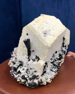 Impressionante gruppo di enormi feldspati microclinici con tormalina nera