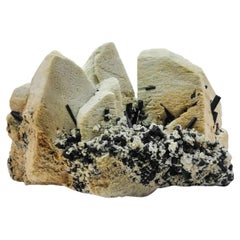 Impresionante racimo de enorme feldespato microclino con turmalina negra