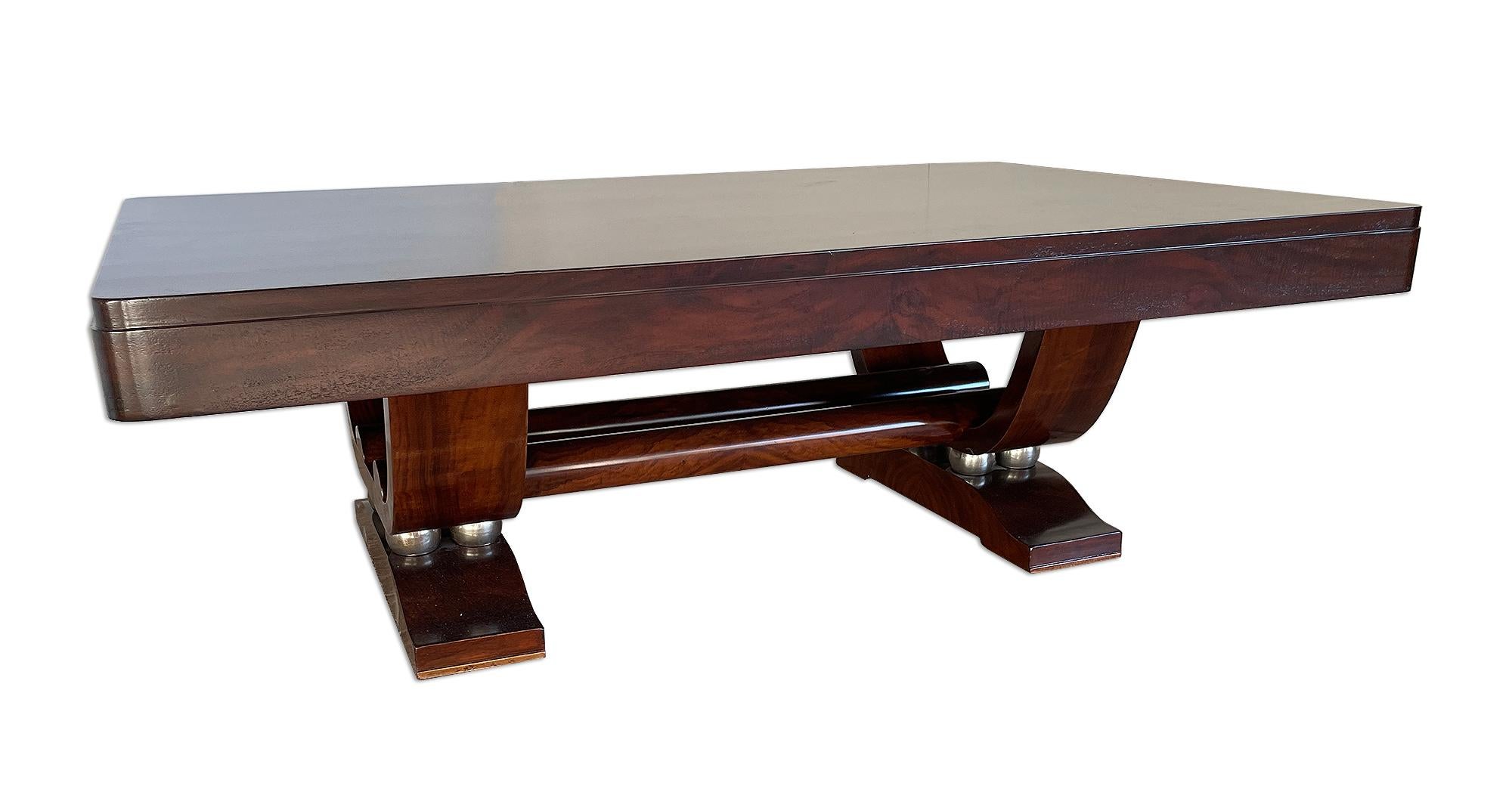 Beautiful and impressive ArtDeco coffee Table - Attributed to Rene Prou, France 1930 1940

This beautiful Art Deco coffee table is in a burl walnut veneer. The table has been restored, refinished and is in very good condition.

There are two brushed