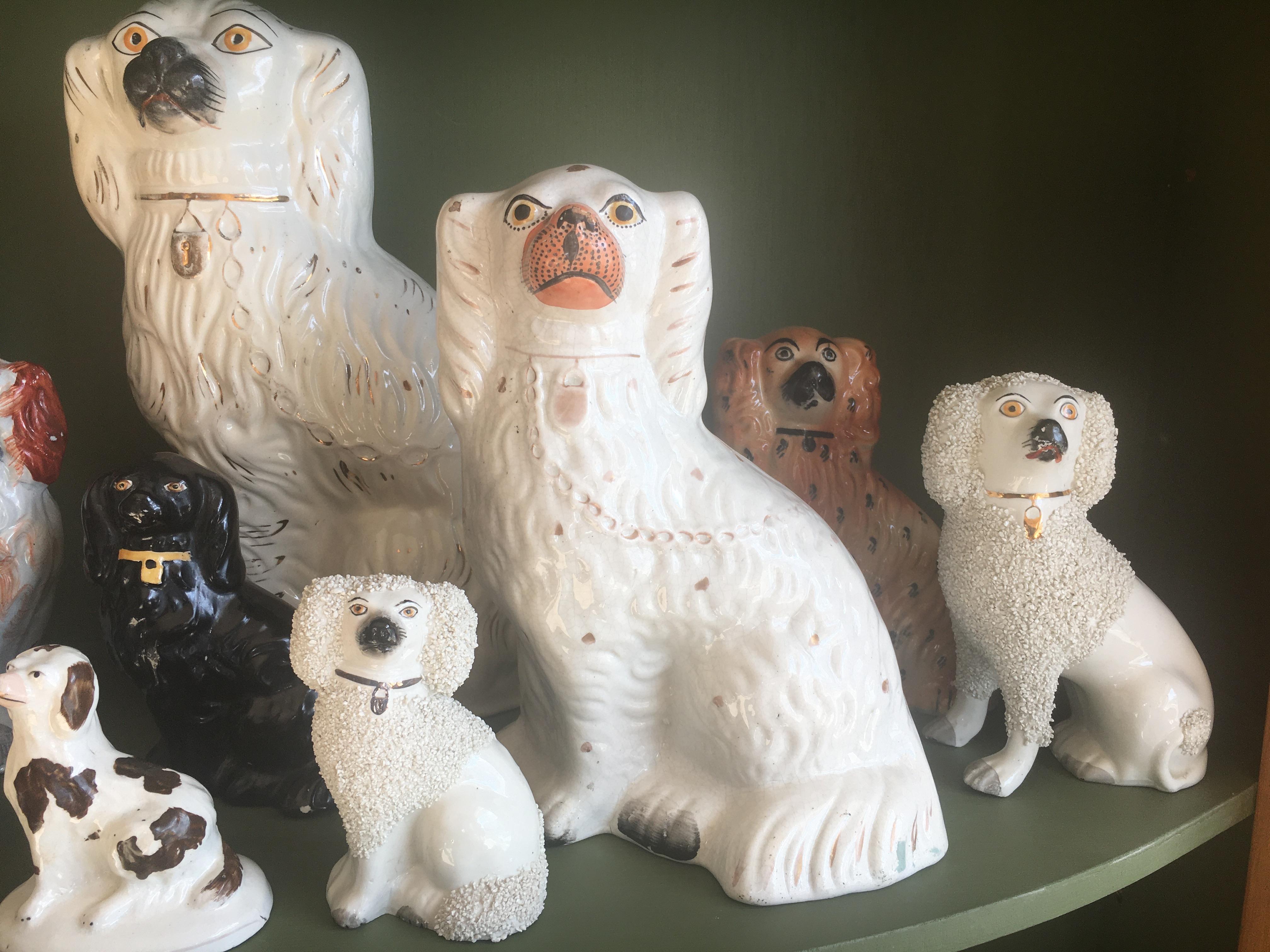 Impressionnante collection de chiens Staffordshire anglais du 19ème siècle Bon état - En vente à Buchanan, MI