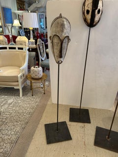 Impresionante Colección de Máscaras Africanas de Madera Tallada en Altos Soportes de Hierro Personalizados