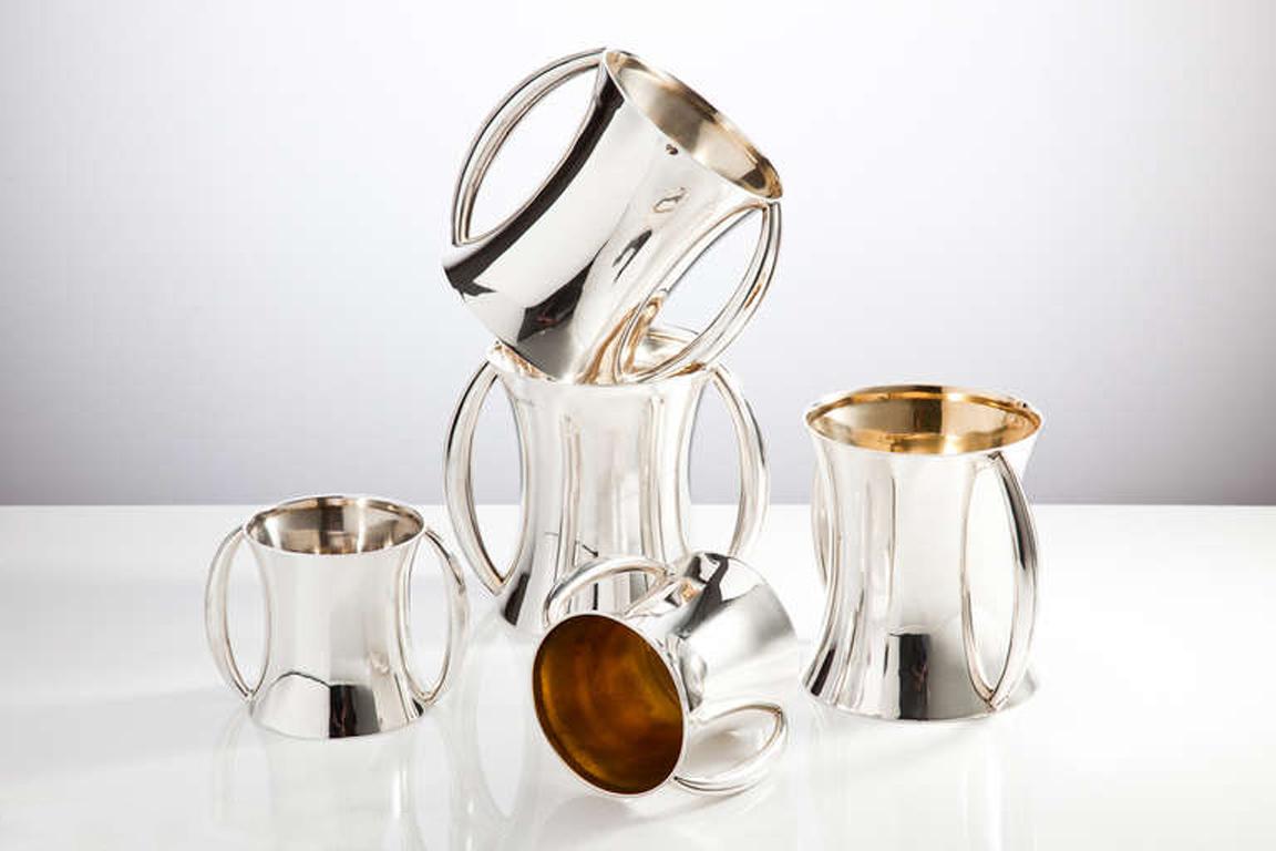 Une impressionnante collection de chopes à deux anses en argent anglais, toutes fabriquées par le fabricant Harry Aitken à Sheffield et datant de 1901. Ces chopes témoignent également d'une qualité de conception qui était très en avance sur son