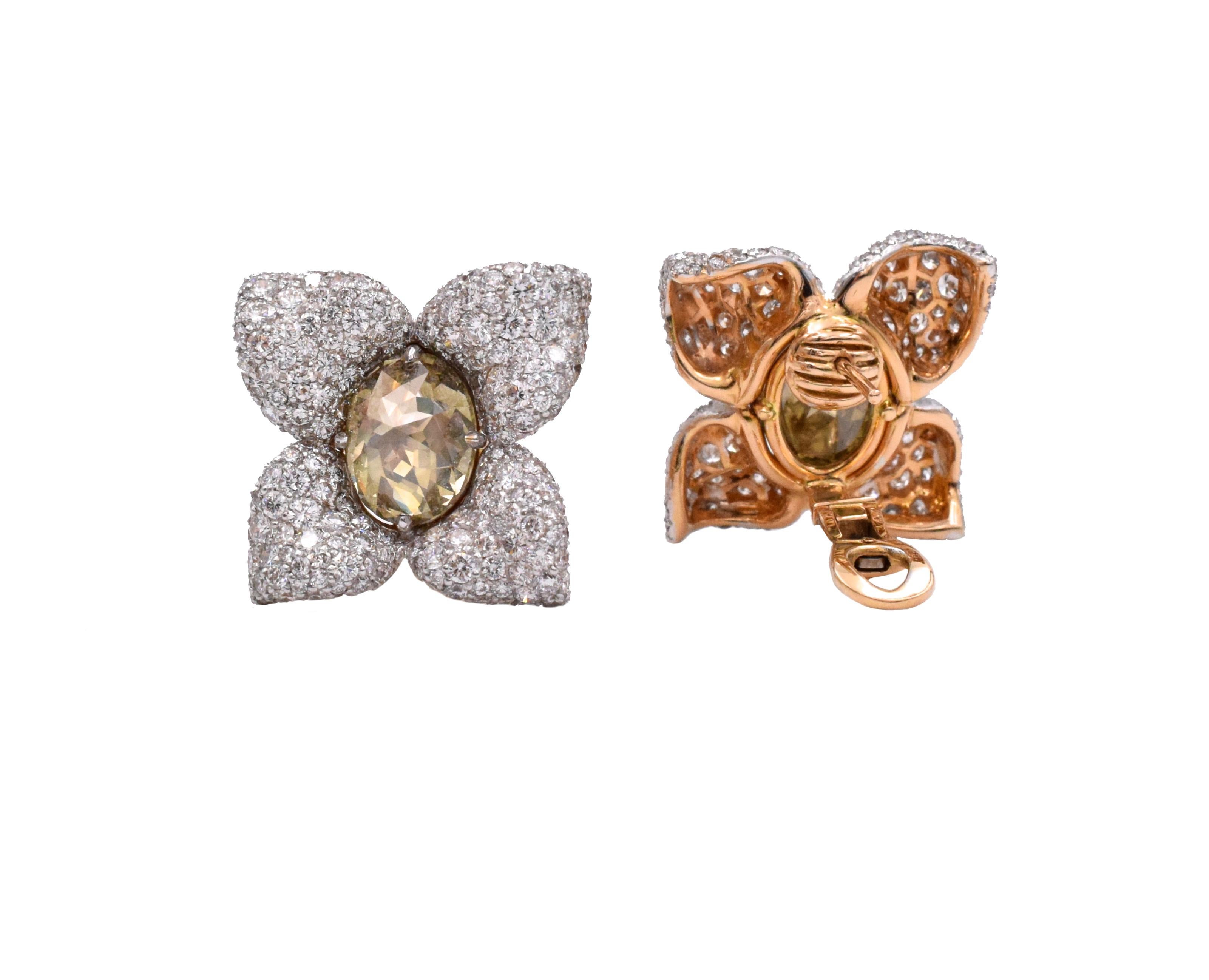 NALLY Impressionnantes boucles d'oreilles en diamants de couleur en vente 1