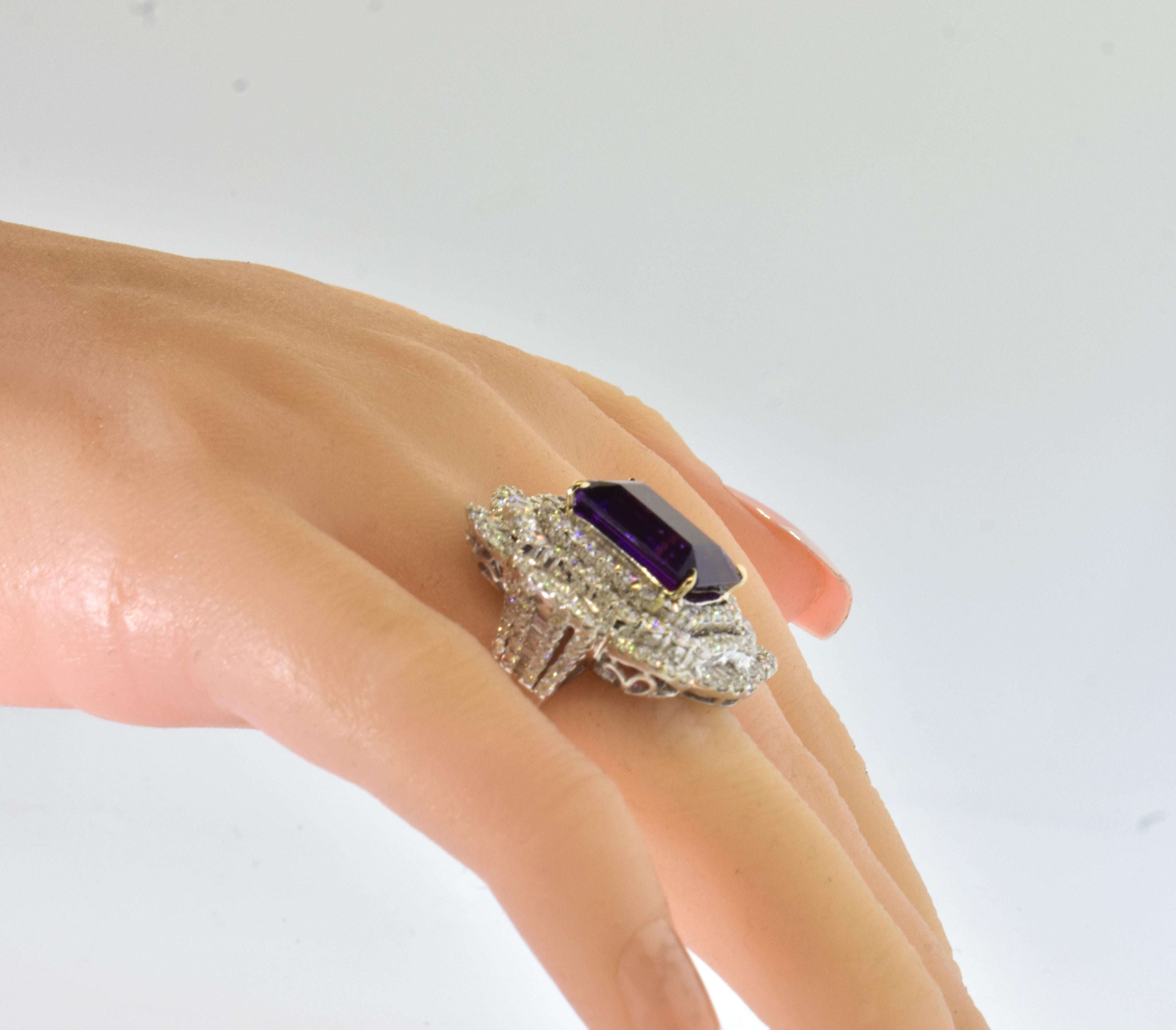 Taille émeraude Améthyste, qualité gemme et diamant blanc 18K Impressionnante bague contemporaine de grande taille en vente