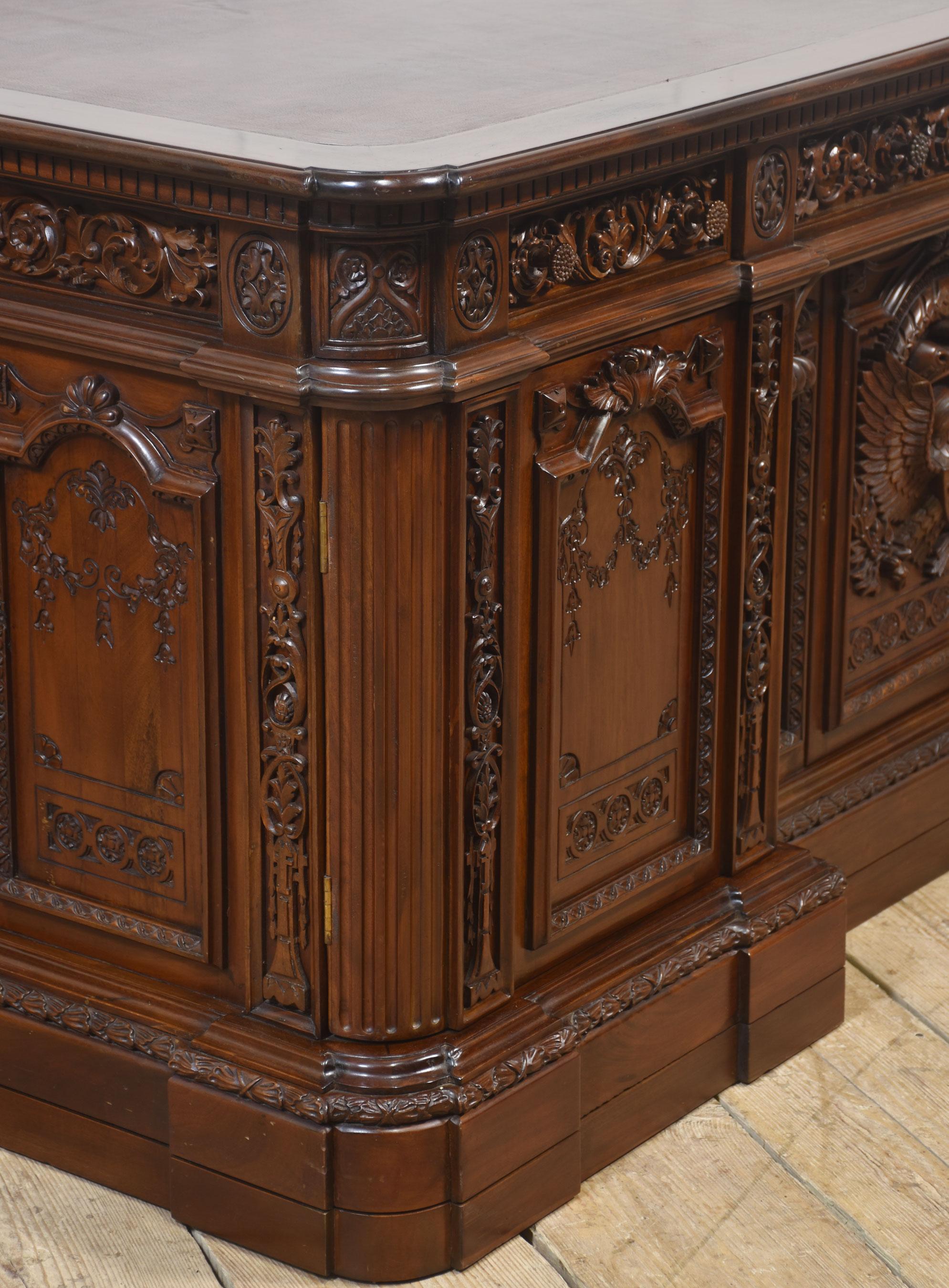 Beeindruckendes Exemplar von The Resolute desk im Angebot 4