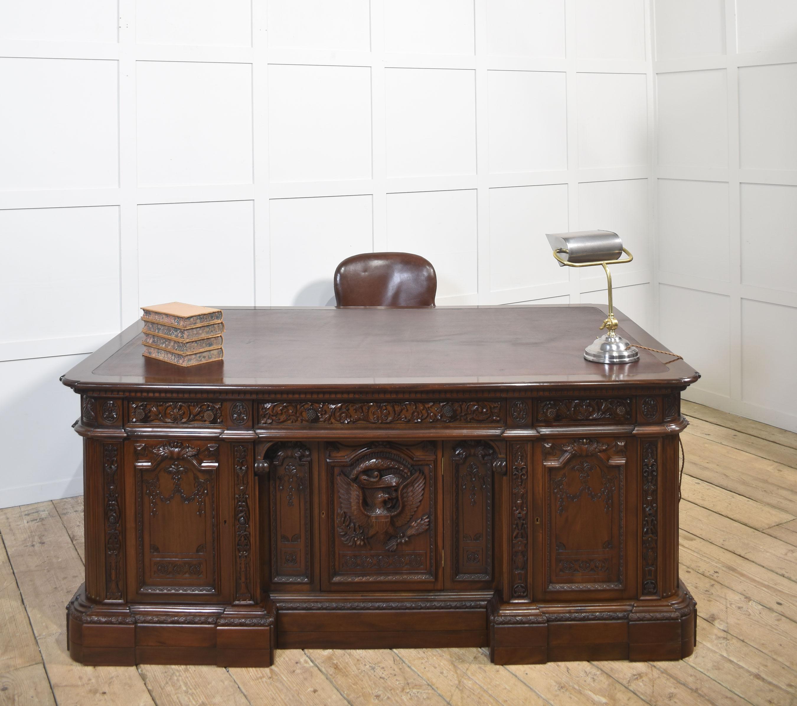 Beeindruckendes Exemplar von The Resolute desk im Angebot 6