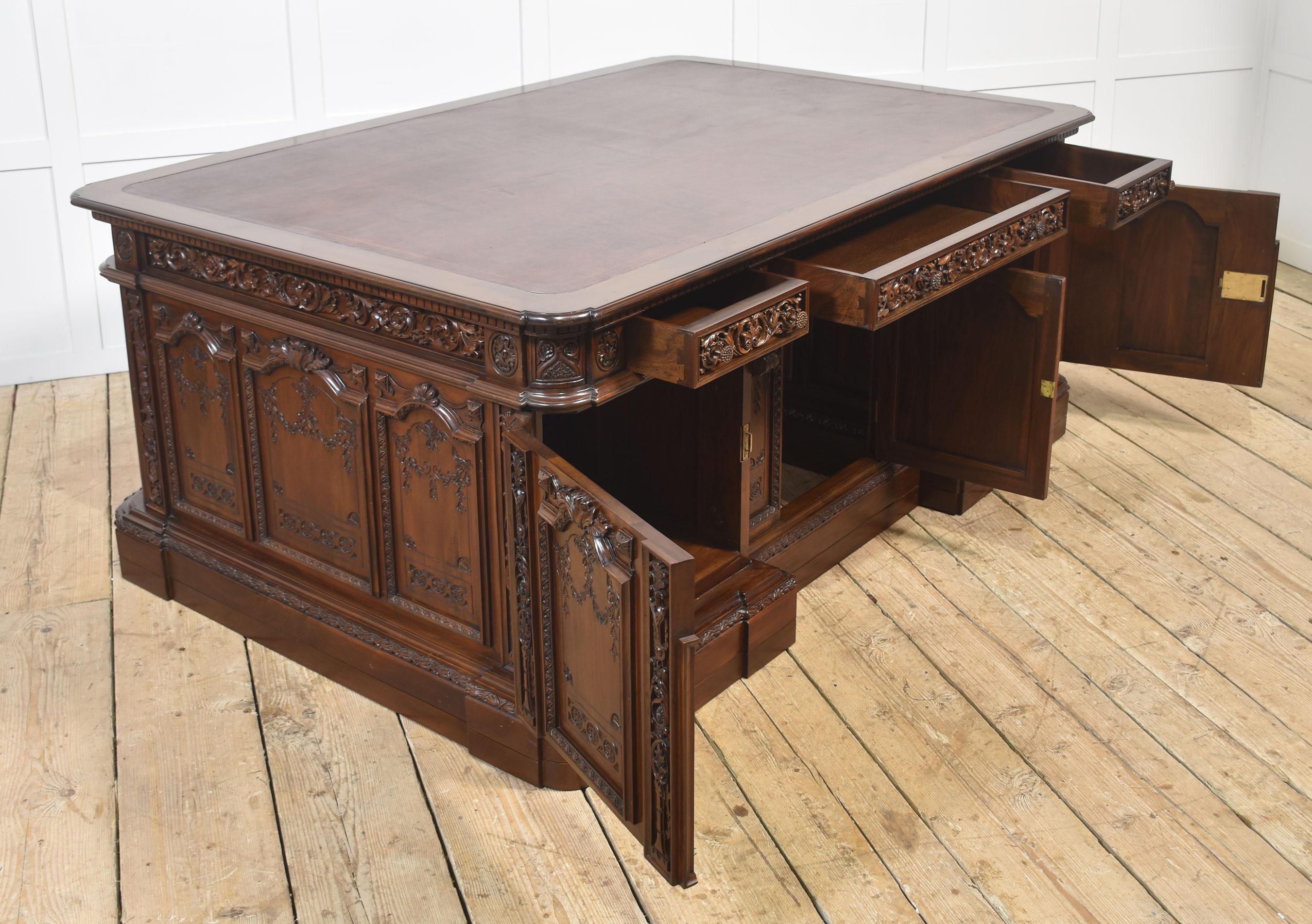 Beeindruckendes Exemplar von The Resolute desk im Angebot 7