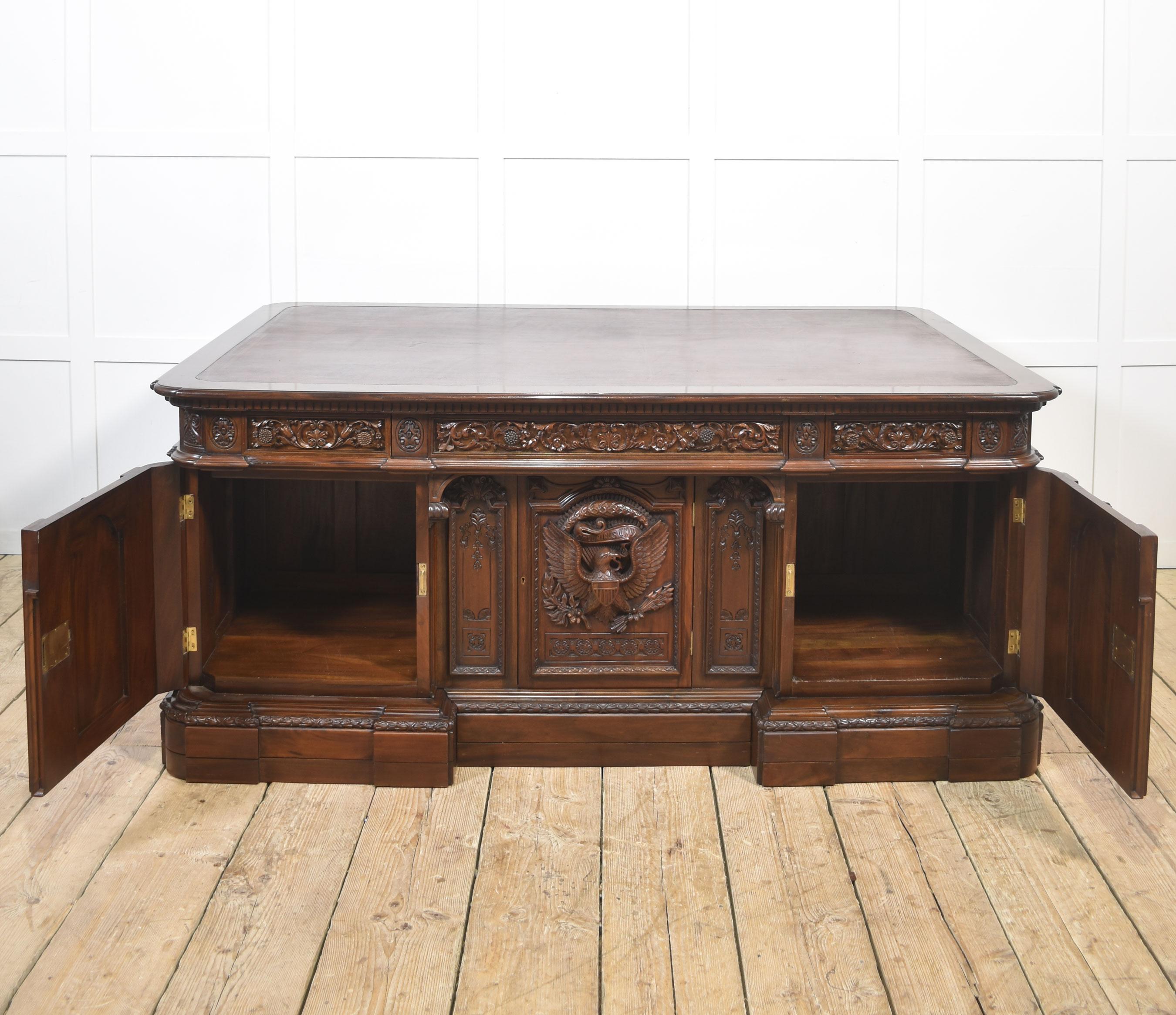 Beeindruckendes Exemplar von The Resolute desk im Angebot 11