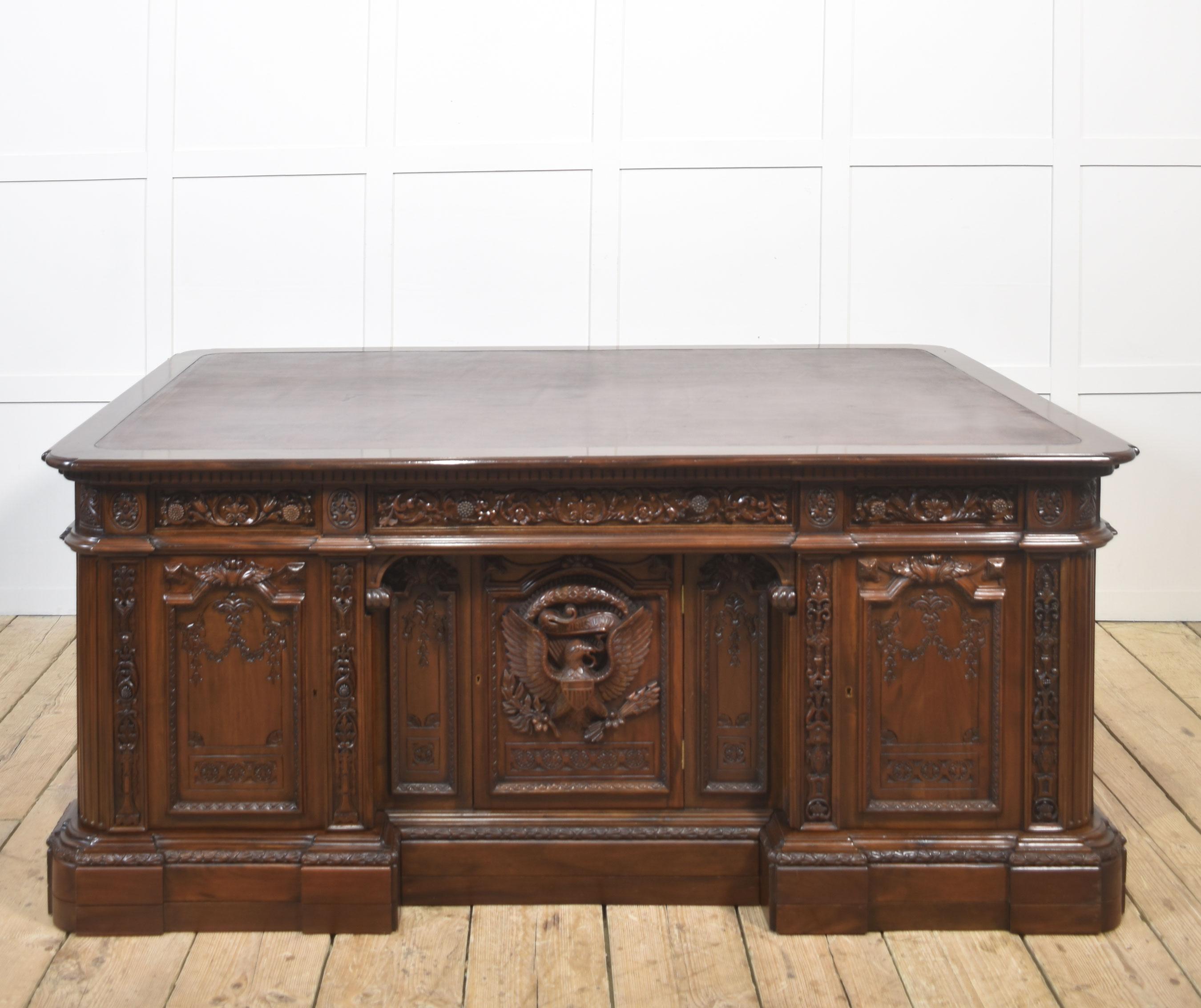 Handgeschnitzter Mahagoni-Schreibtisch Resolute - Replik des Oval Office-Schreibtisches
Dieser prächtige Nachbau des weltberühmten Resolute Desk besticht sowohl durch seine historische Grandeur als auch durch sein praktisches Design. Der aus