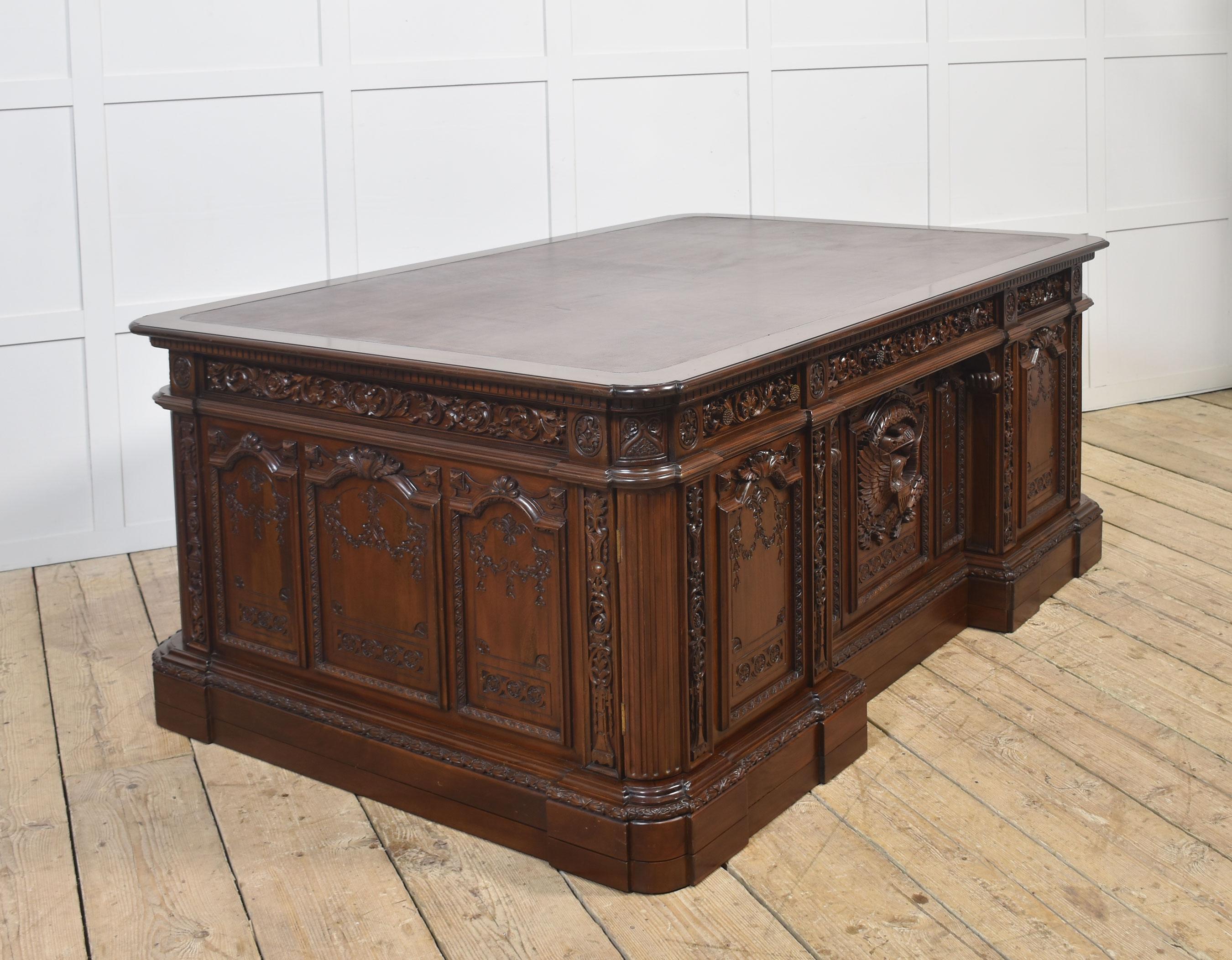 Beeindruckendes Exemplar von The Resolute desk im Angebot 1