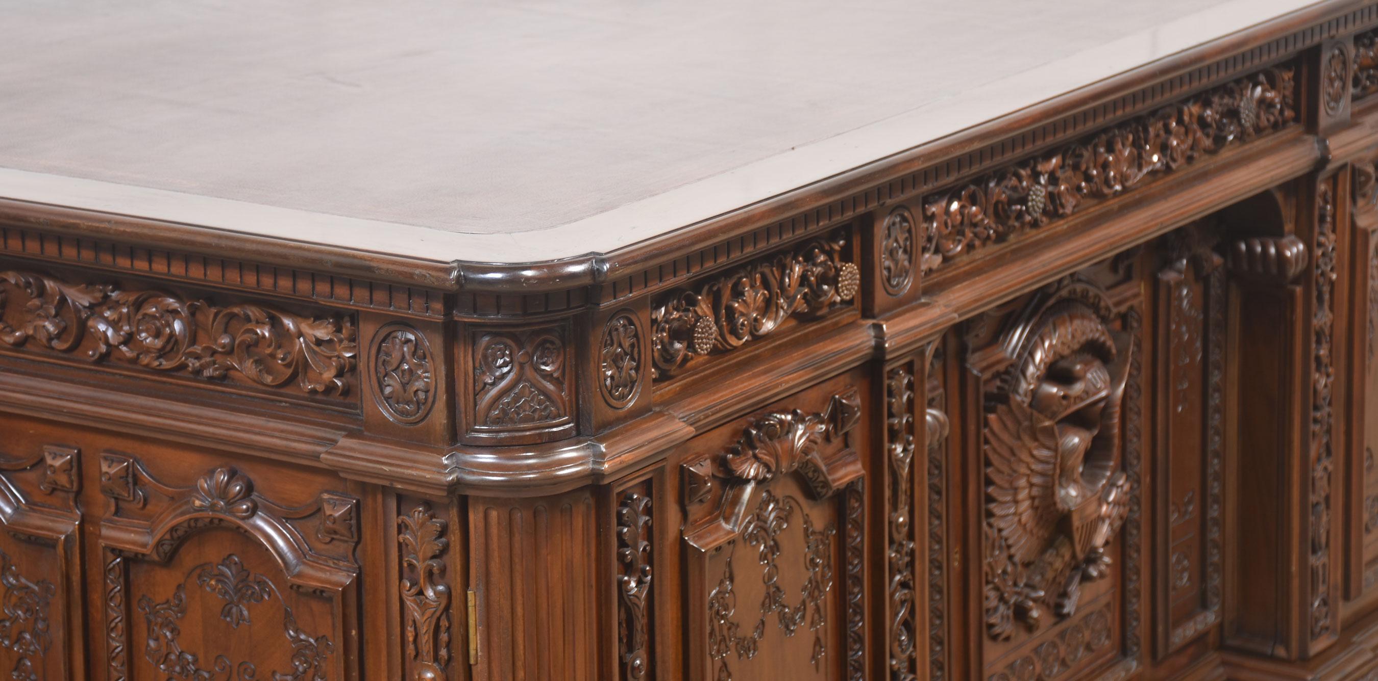 Beeindruckendes Exemplar von The Resolute desk im Angebot 2