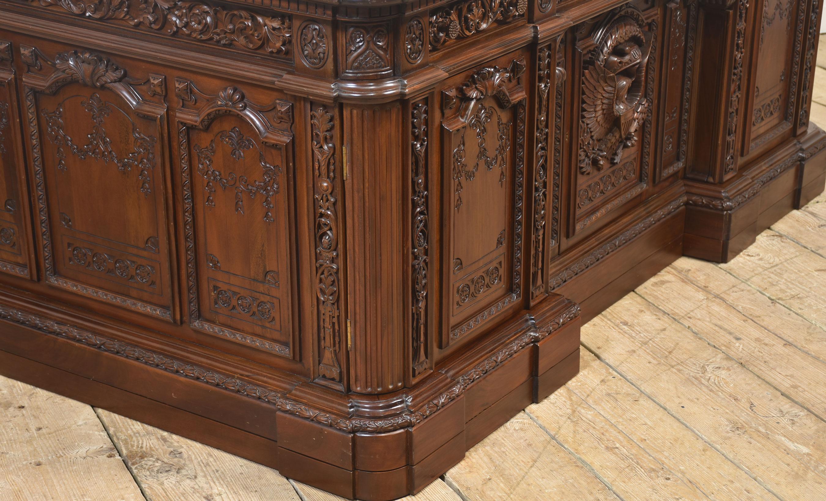 Beeindruckendes Exemplar von The Resolute desk im Angebot 3