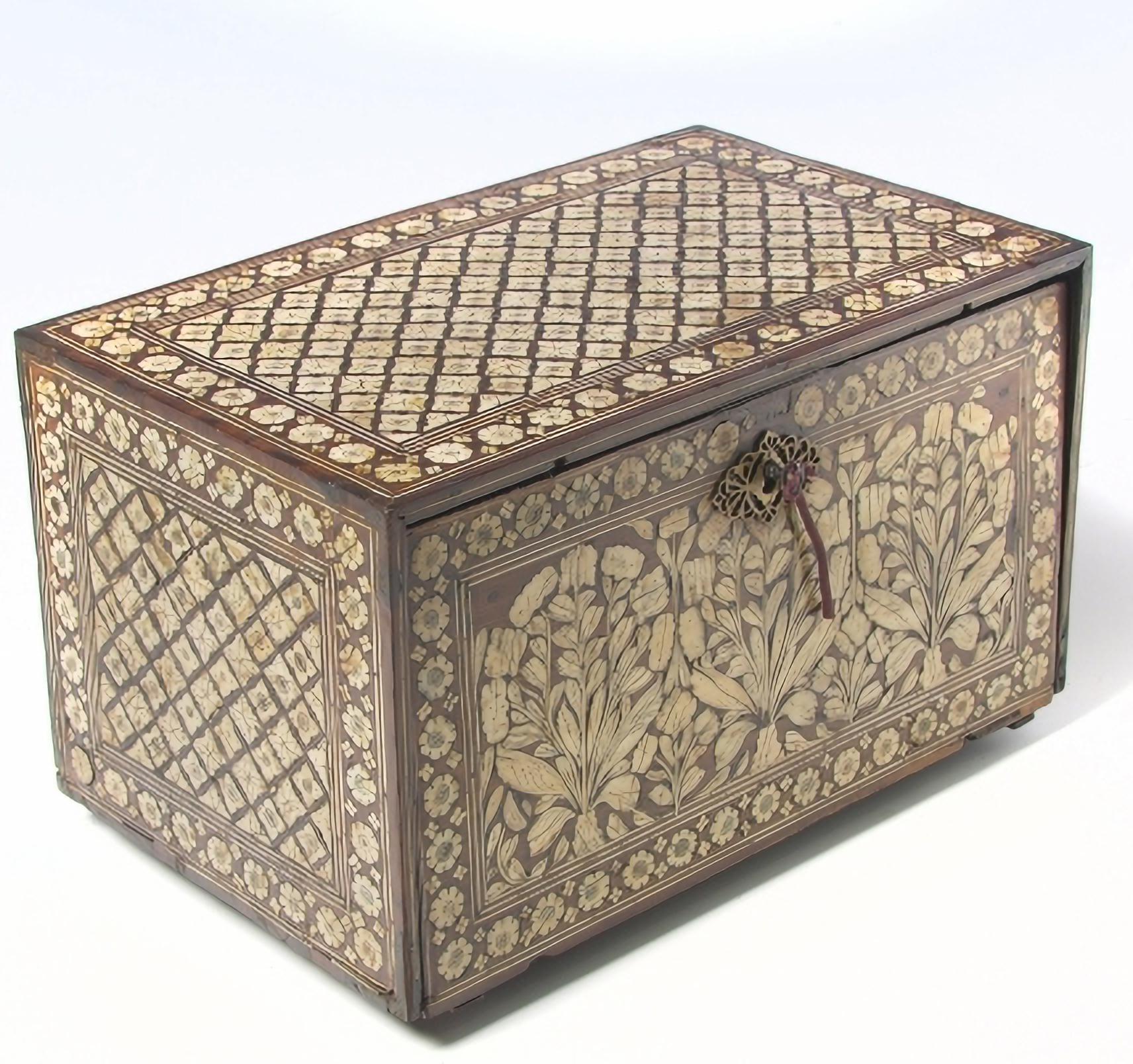 IMPRESSIVE COUNTER

Lusíada 17th Century
in sissoo wood, engraved ivory inlay with darkened backgrounds with flowers and leaves and secant circles, edges with engraved ivory and bone inlay.
Interior of the lid without decoration, interior with seven