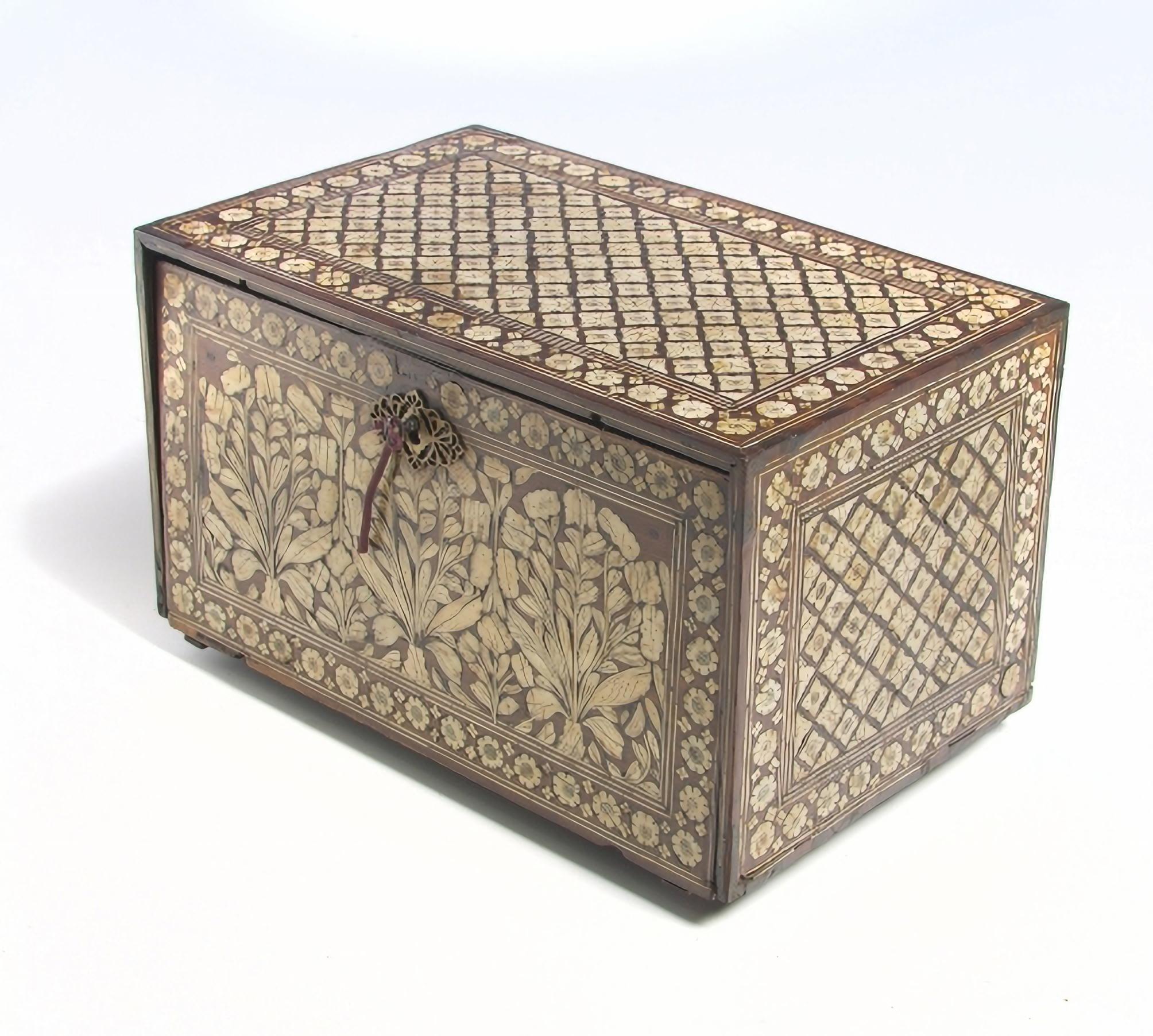 Hand-Crafted IMPRESSIVE COUNTER  Lusíada 17th Century For Sale