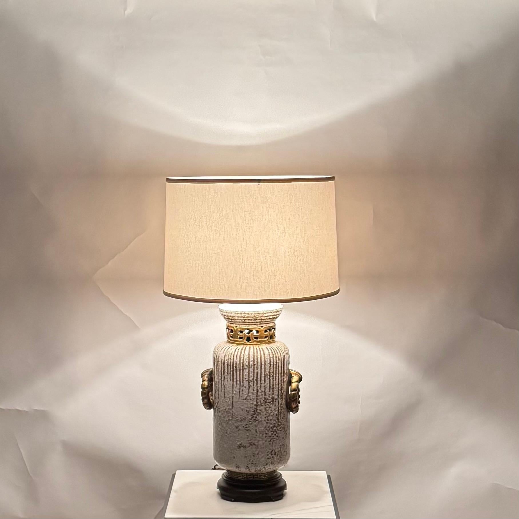 Impressionnante lampe en céramique émaillée crème craquelée et dorée avec abat-jour en lin personnalisé en vente 2
