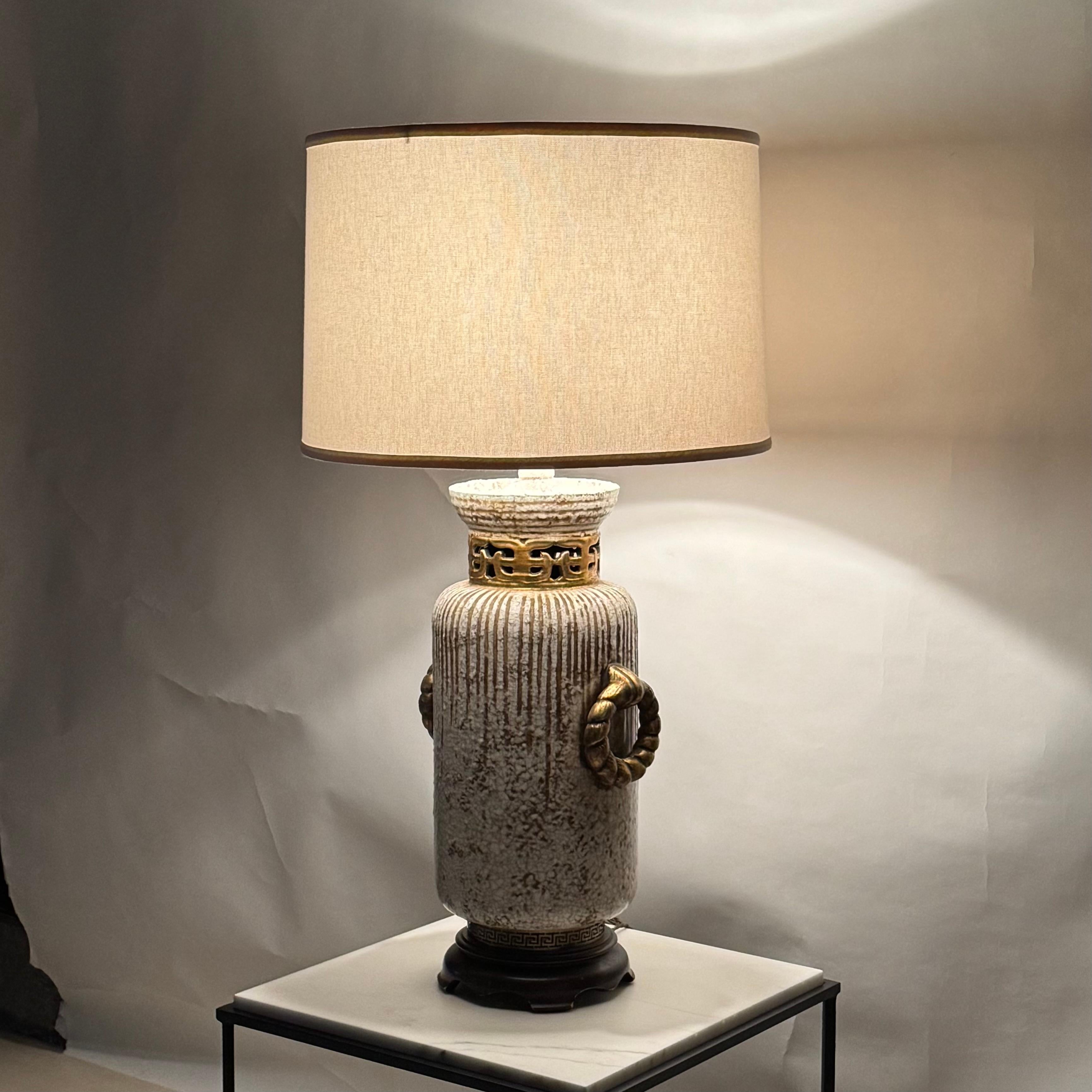 Impressionnante lampe en céramique émaillée crème craquelée et dorée avec abat-jour en lin personnalisé en vente 3