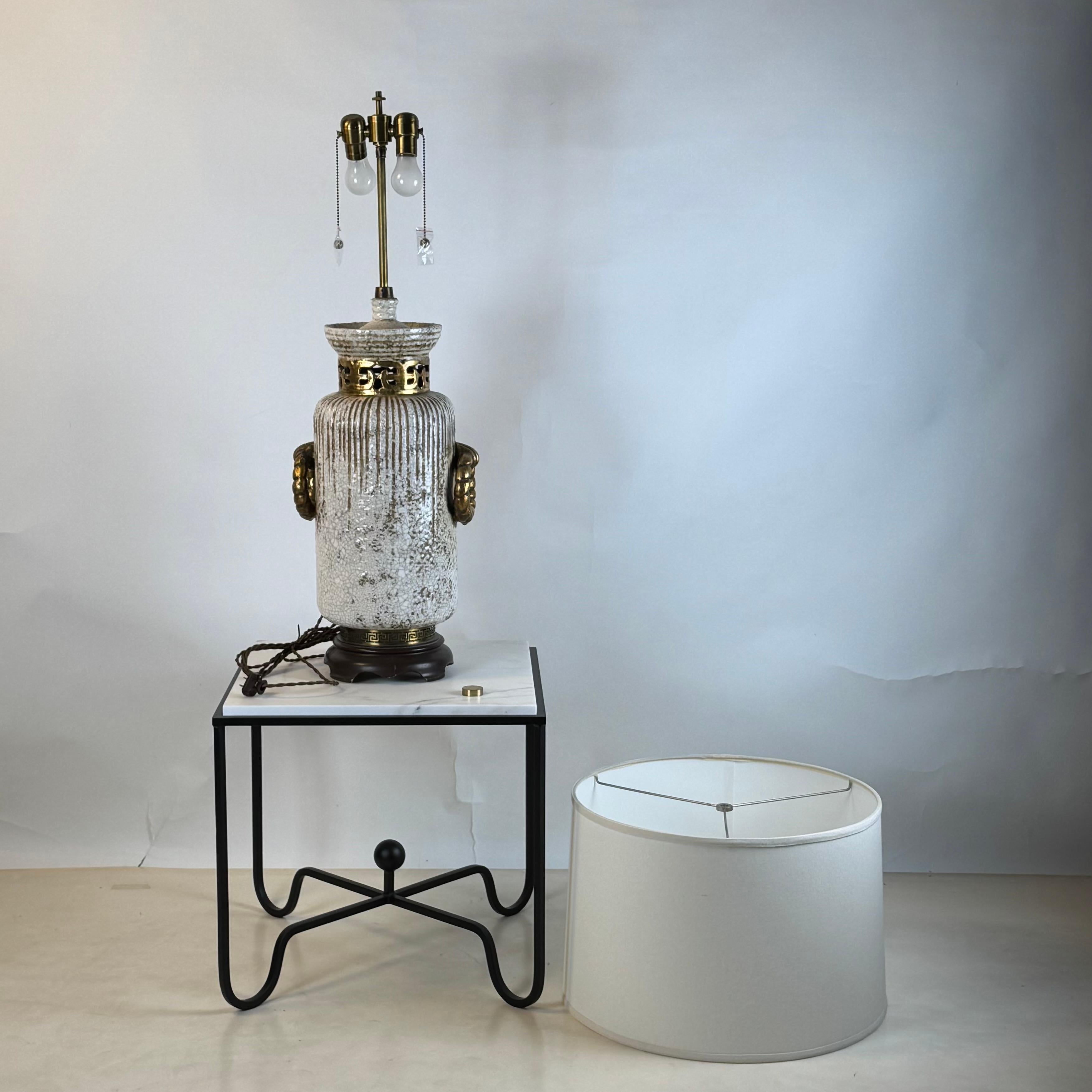 Impressionnante lampe en céramique émaillée crème craquelée et dorée avec abat-jour en lin personnalisé en vente 4