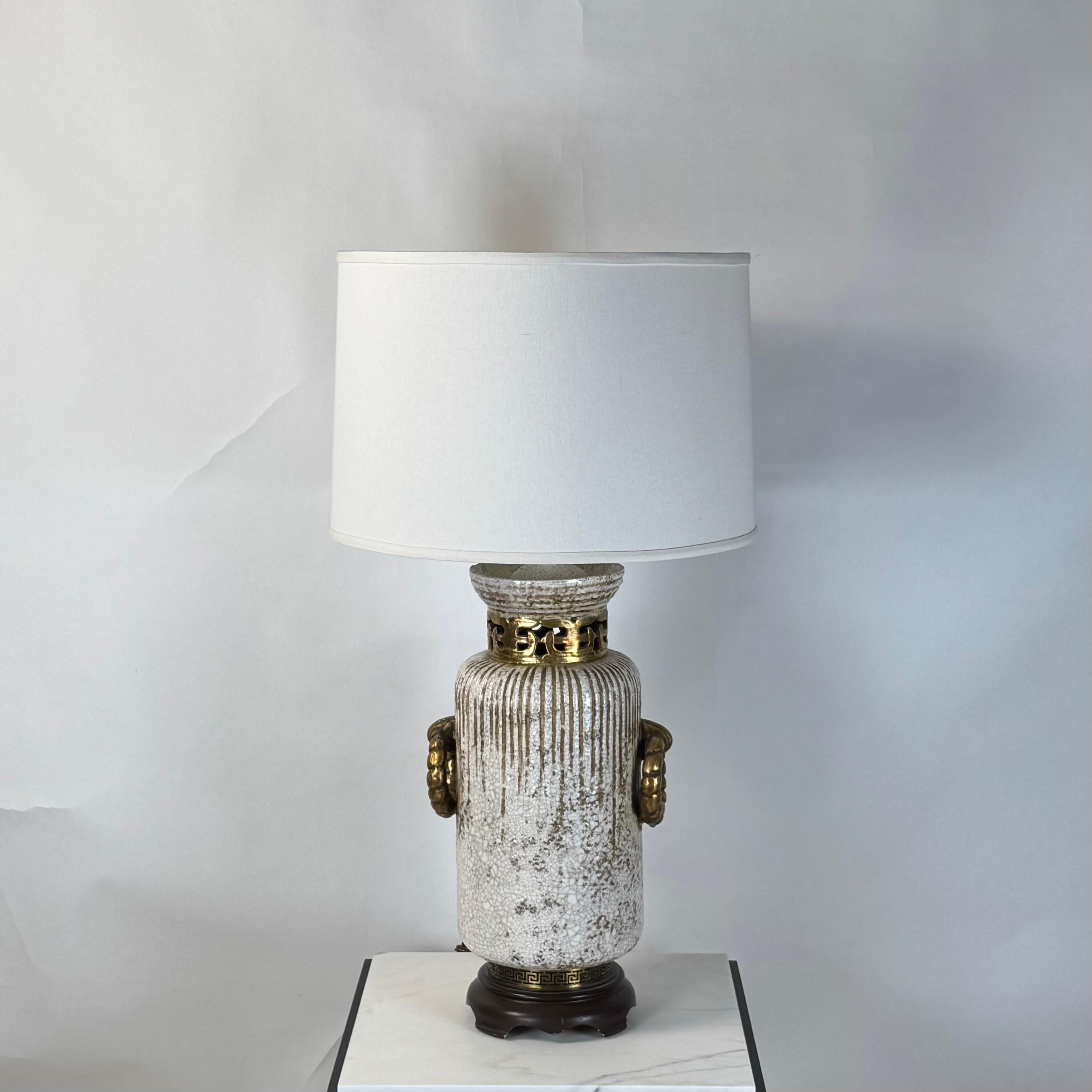 Hollywood Regency Impressionnante lampe en céramique émaillée crème craquelée et dorée avec abat-jour en lin personnalisé en vente