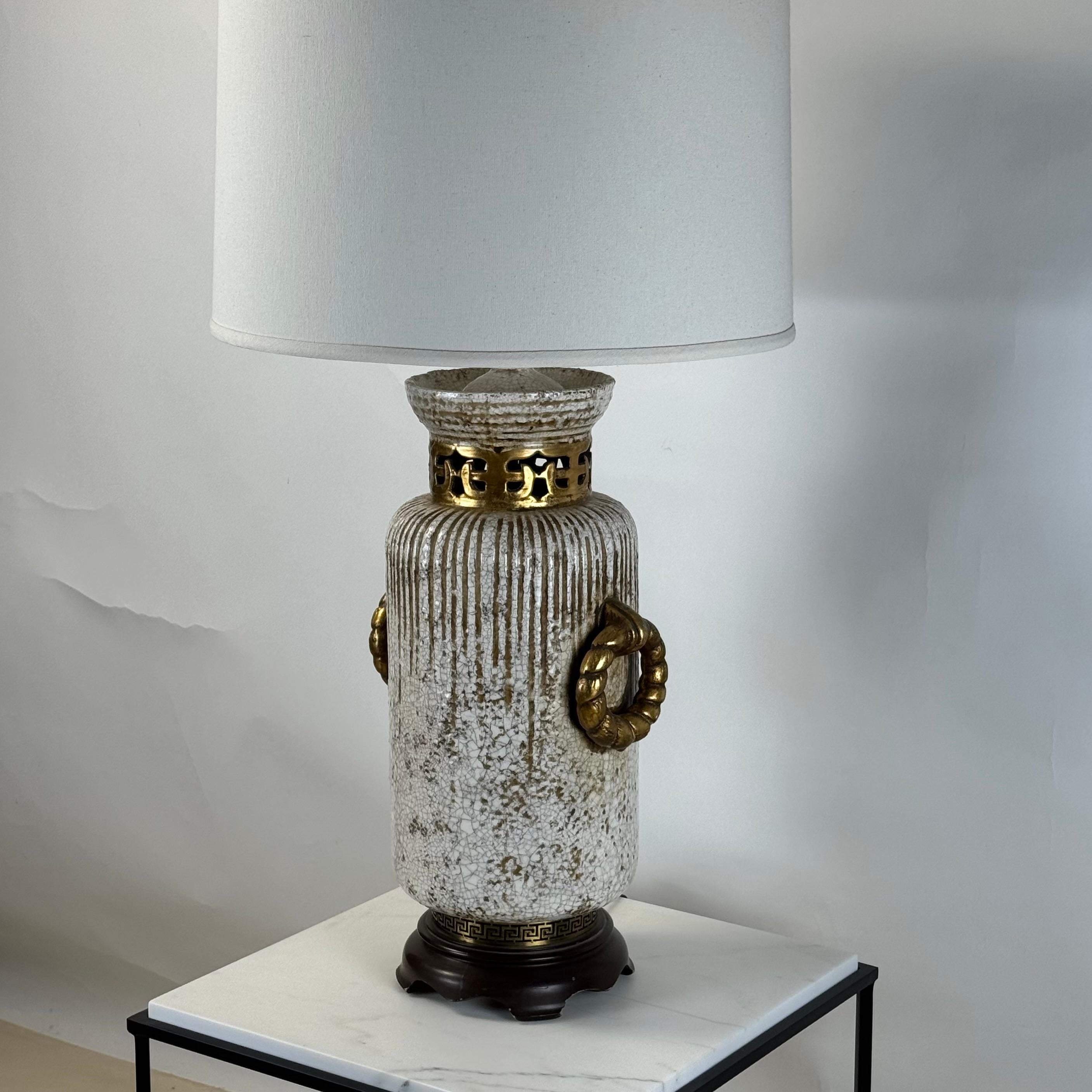 Américain Impressionnante lampe en céramique émaillée crème craquelée et dorée avec abat-jour en lin personnalisé en vente