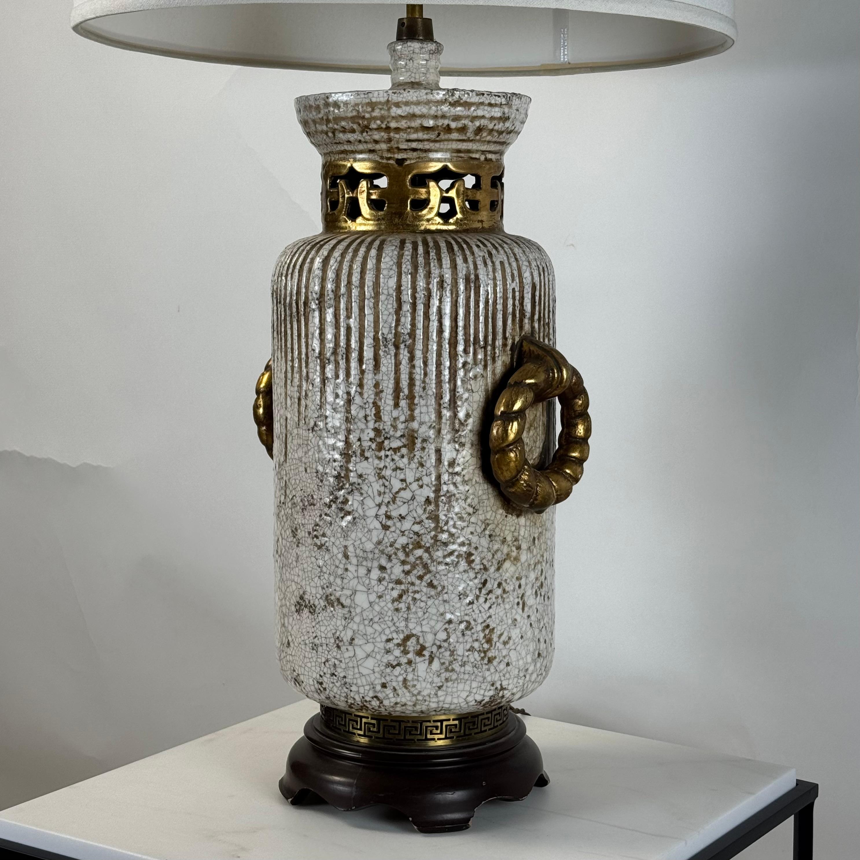 Doré Impressionnante lampe en céramique émaillée crème craquelée et dorée avec abat-jour en lin personnalisé en vente
