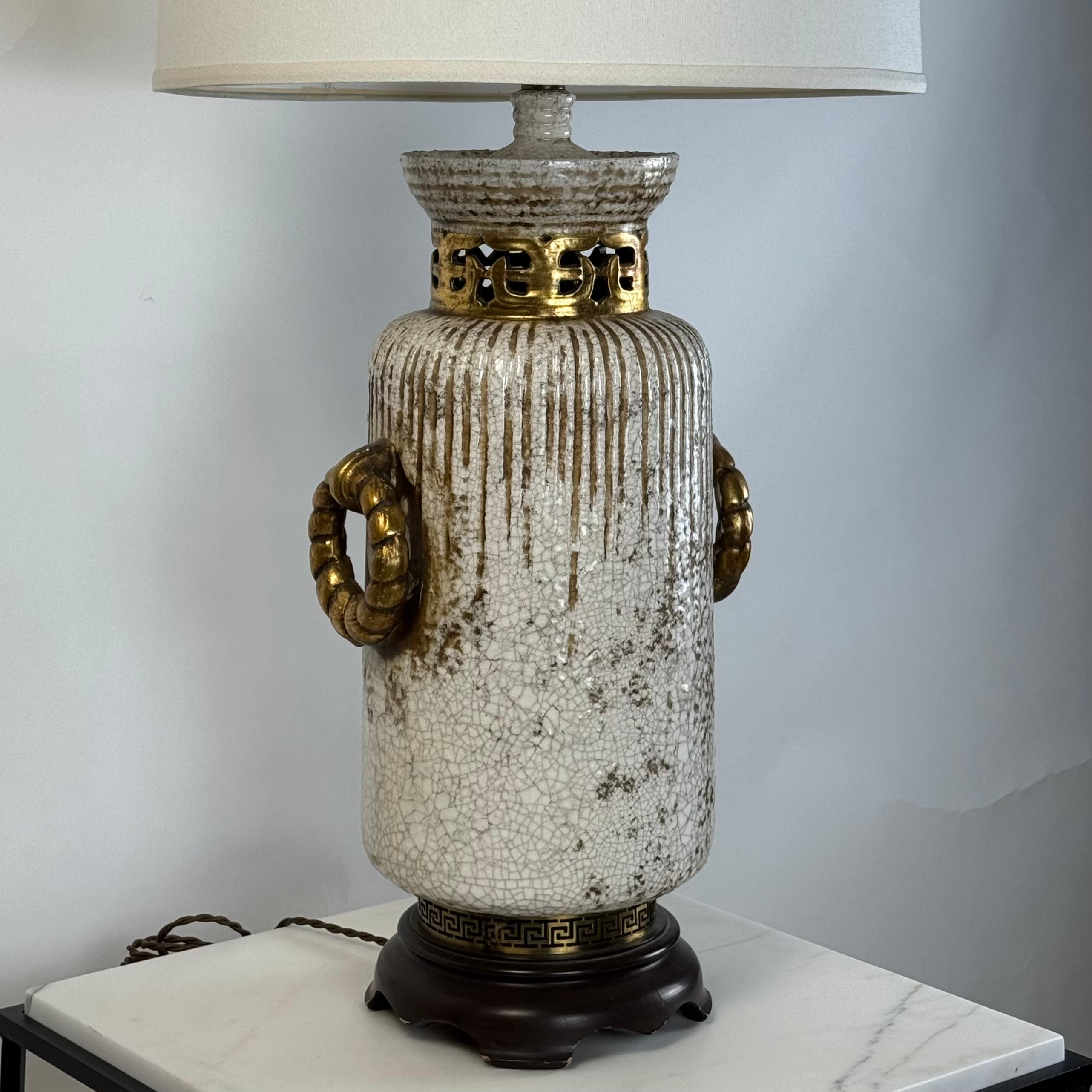 Impressionnante lampe en céramique émaillée crème craquelée et dorée avec abat-jour en lin personnalisé Excellent état - En vente à Los Angeles, CA