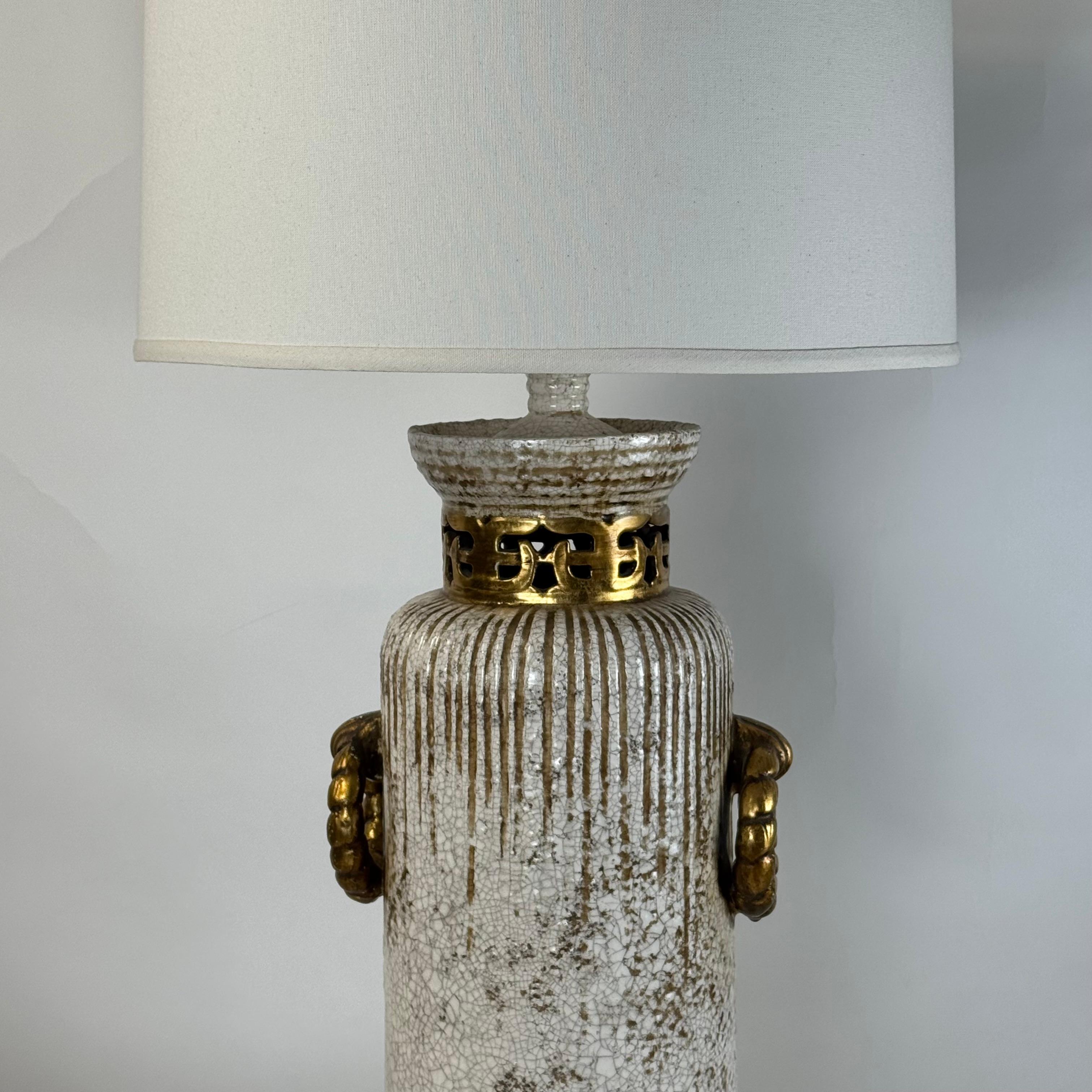 Milieu du XXe siècle Impressionnante lampe en céramique émaillée crème craquelée et dorée avec abat-jour en lin personnalisé en vente