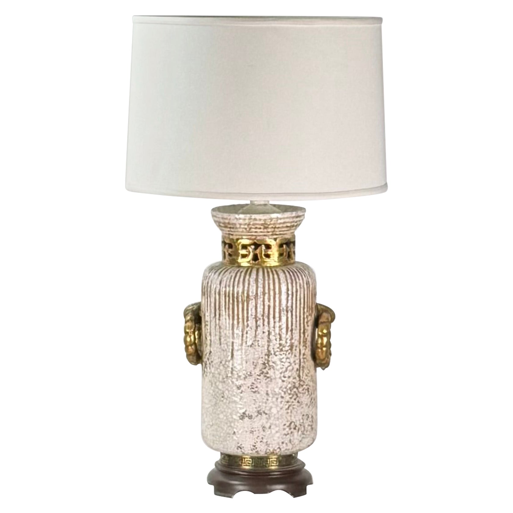 Impressionnante lampe en céramique émaillée crème craquelée et dorée avec abat-jour en lin personnalisé