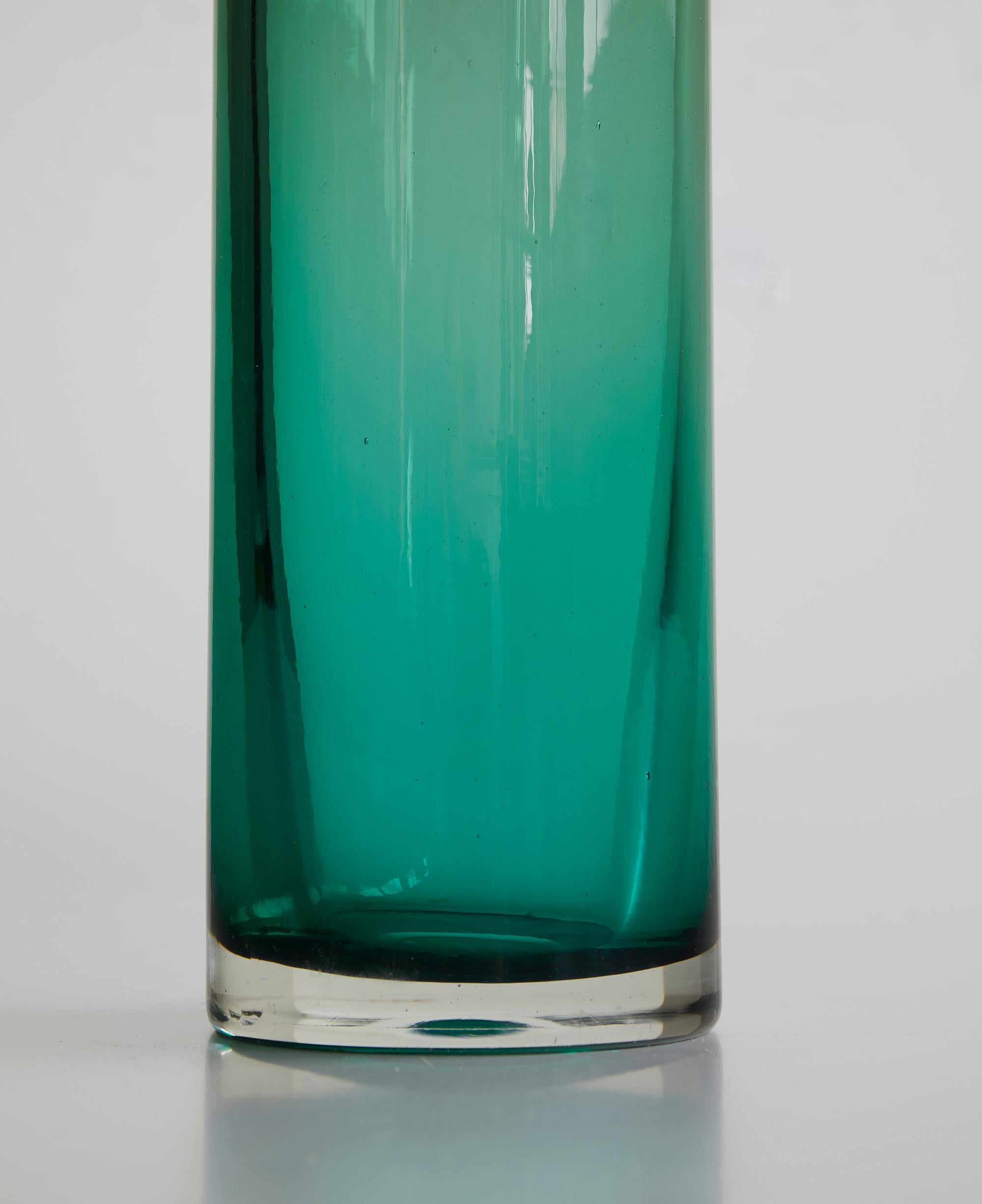Eindrucksvolle zylindrische Venini-Glasvase. Wahrscheinlich um 1950-1960 entworfen.

Sommerso tecnique mit einer schönen Abstufung von Grüntönen und einer leichten Iridiszenz. Das Glas hat eine Dicke von 15 mm.

Geätzte Signatur 