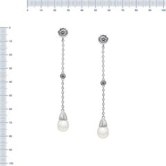 Impressionnantes boucles d'oreilles pendantes en or blanc avec perles et zirconia