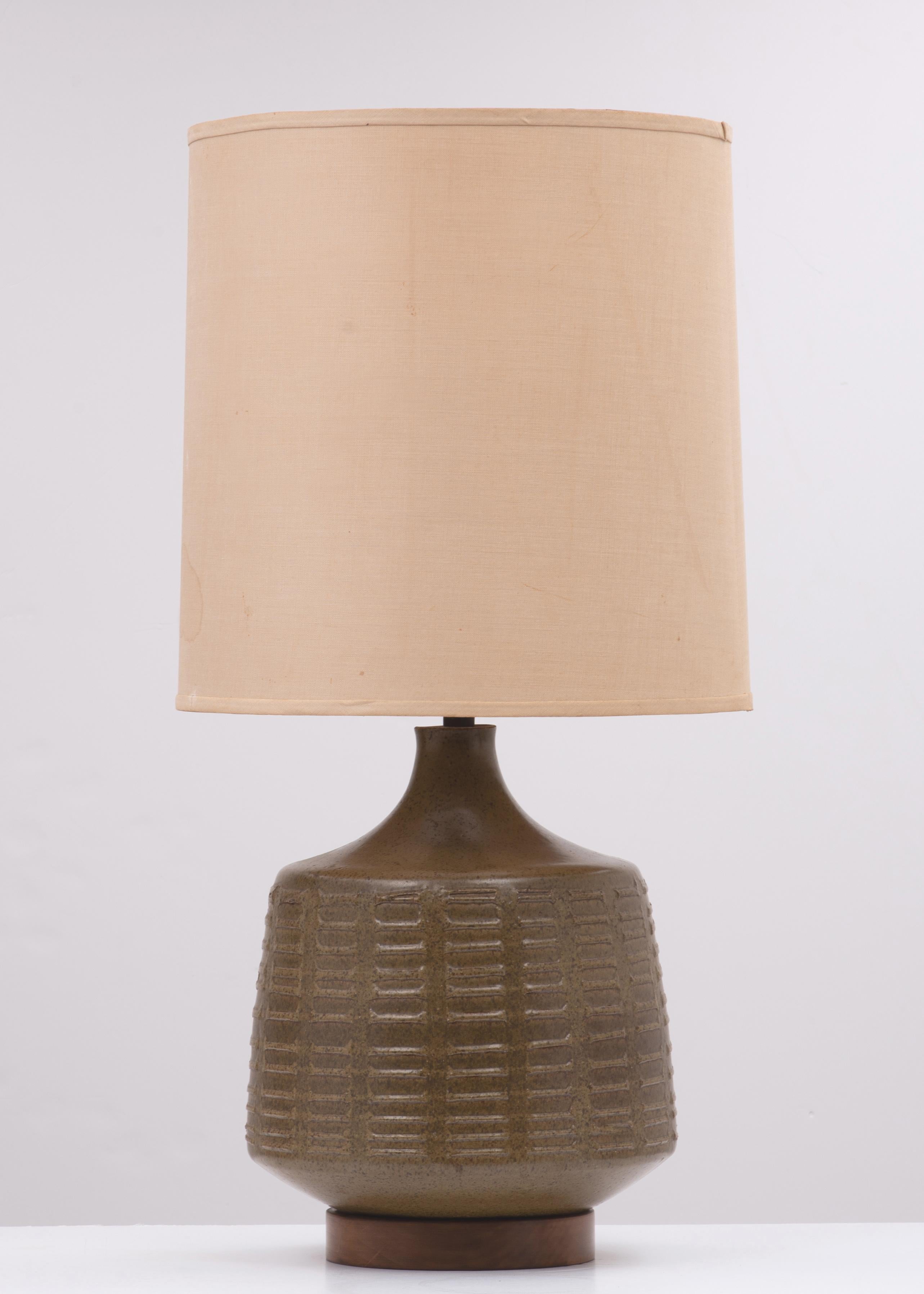 An impressive David Cressey for Architectural Pottery lamp.

The glaze is a semi-gloss dark green with speckled brown on the iconic textured Pro Artisan pattern. The stoneware body sits on a round walnut base. All original including the wiring.