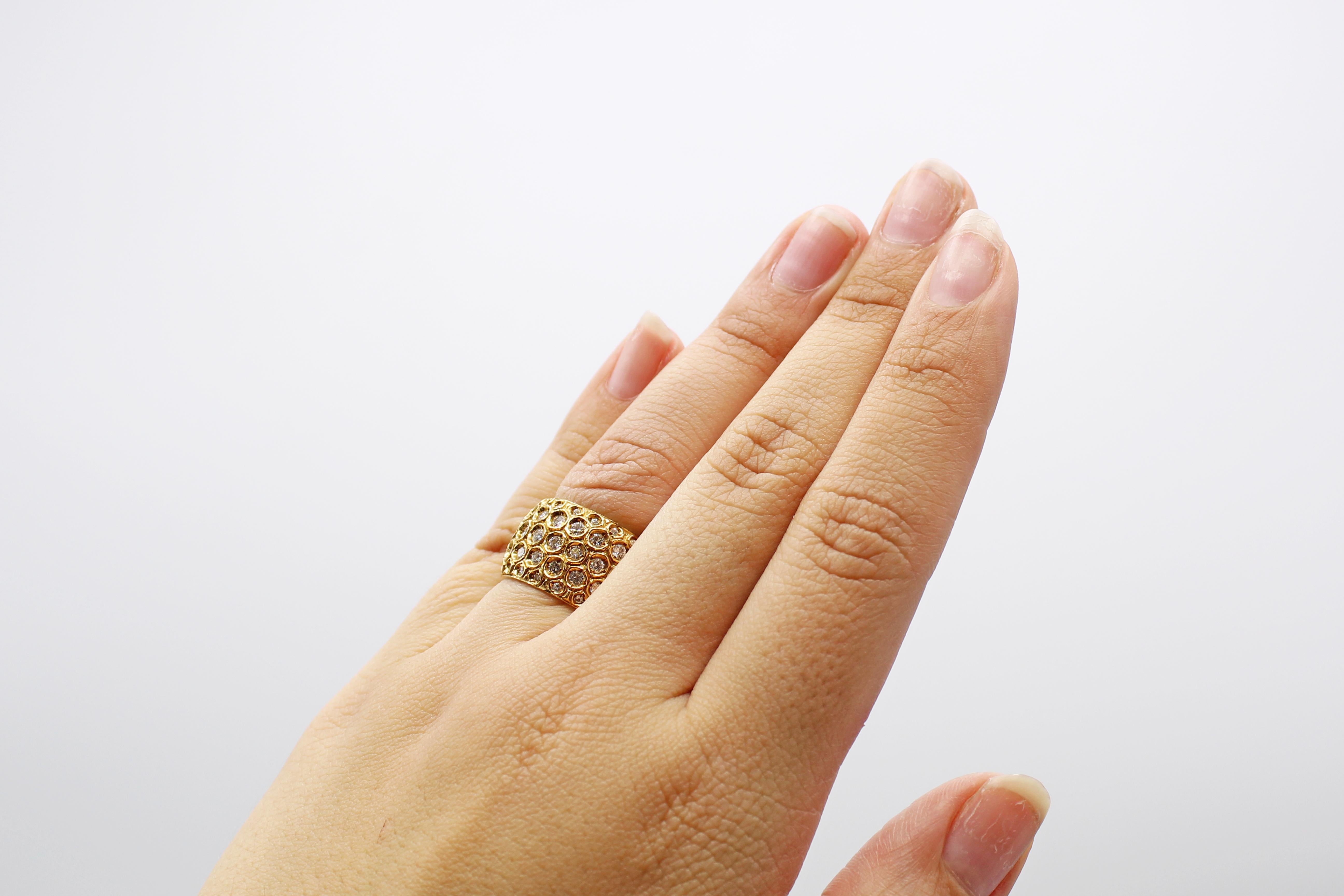 Impressive Diamond 18 Karat Yellow Gold Eternity Band In Excellent Condition In New York, NY