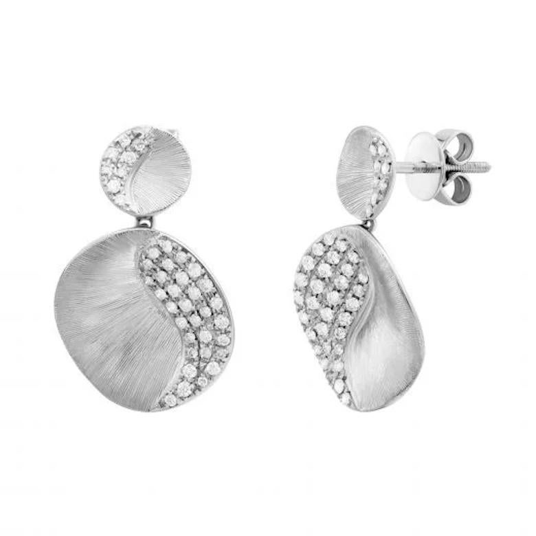 Impressive Diamond Dangle White 14k Gold Earrings for Her In Fair Condition For Sale In Montreux, CH